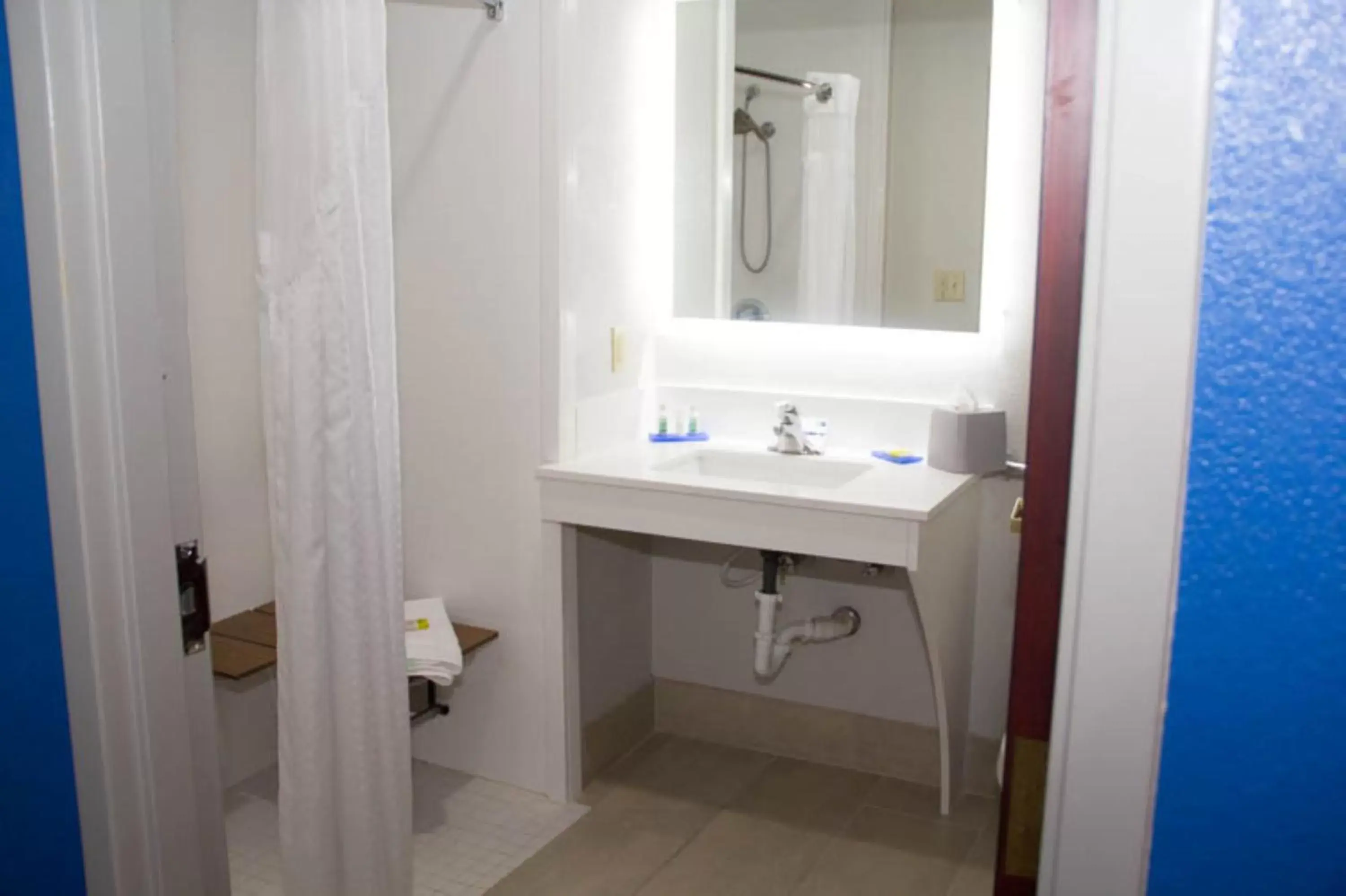Photo of the whole room, Bathroom in Holiday Inn Express & Suites Kings Mountain - Shelby Area, an IHG Hotel