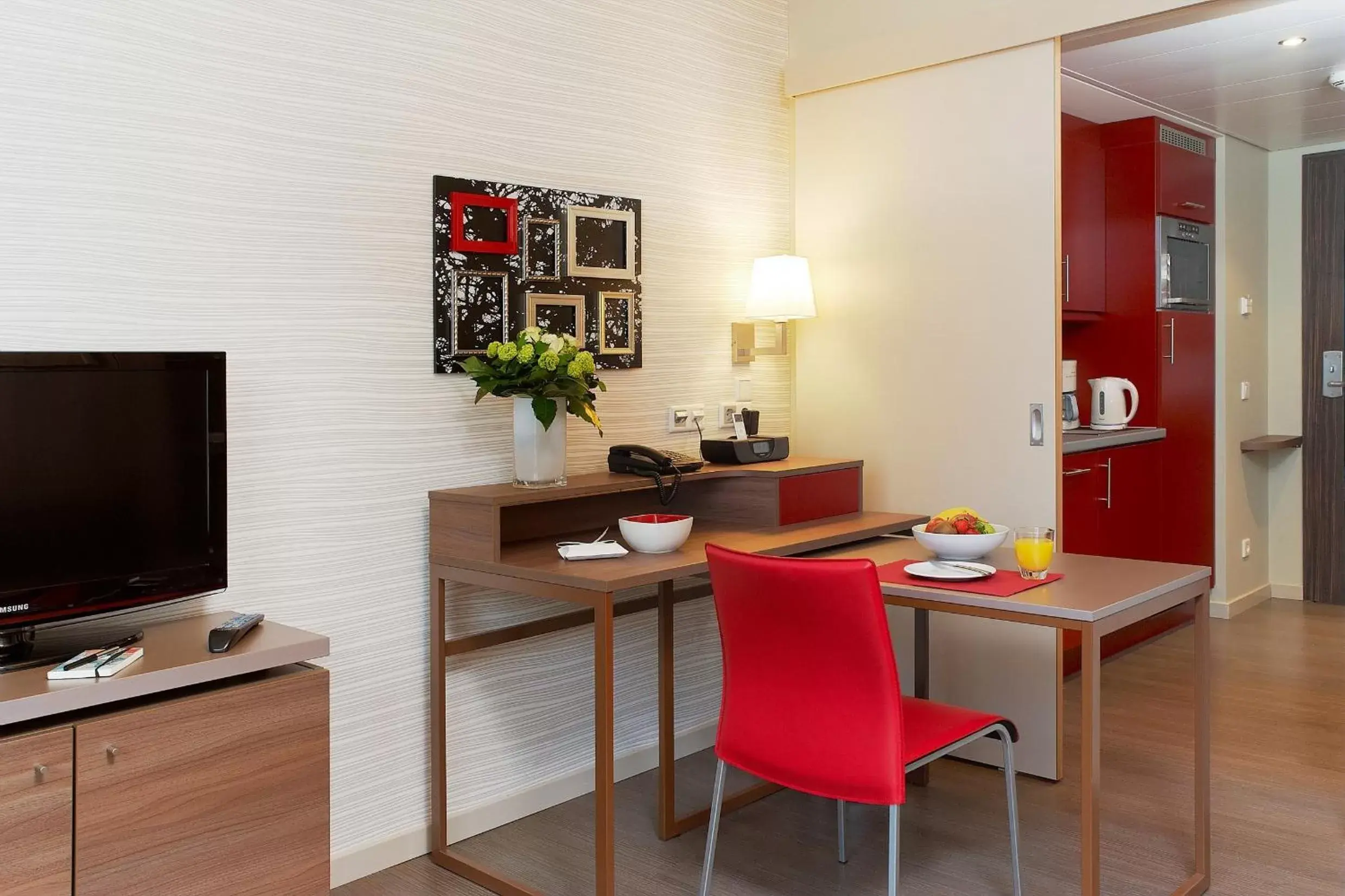 Kitchen or kitchenette, TV/Entertainment Center in Aparthotel Adagio Muenchen City