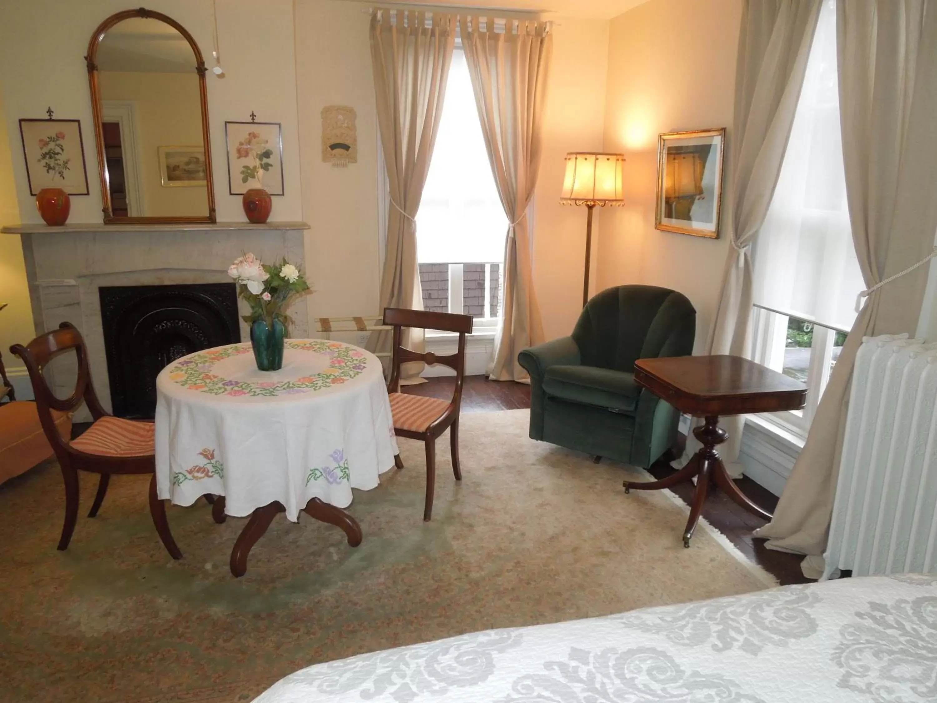 Photo of the whole room, Seating Area in Victorian Bed & Breakfast of Staten Island