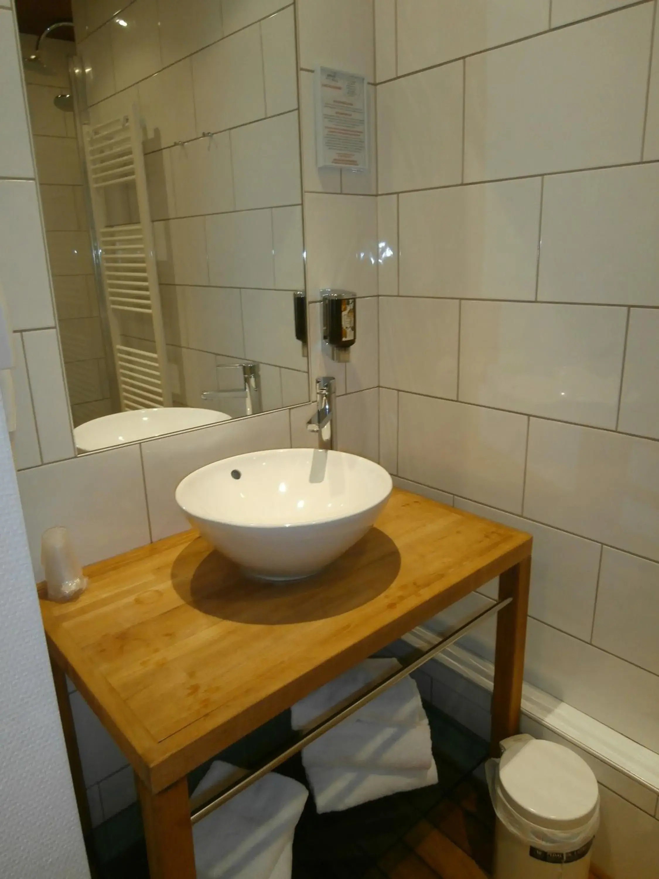 Bathroom in Hôtel De La Paix