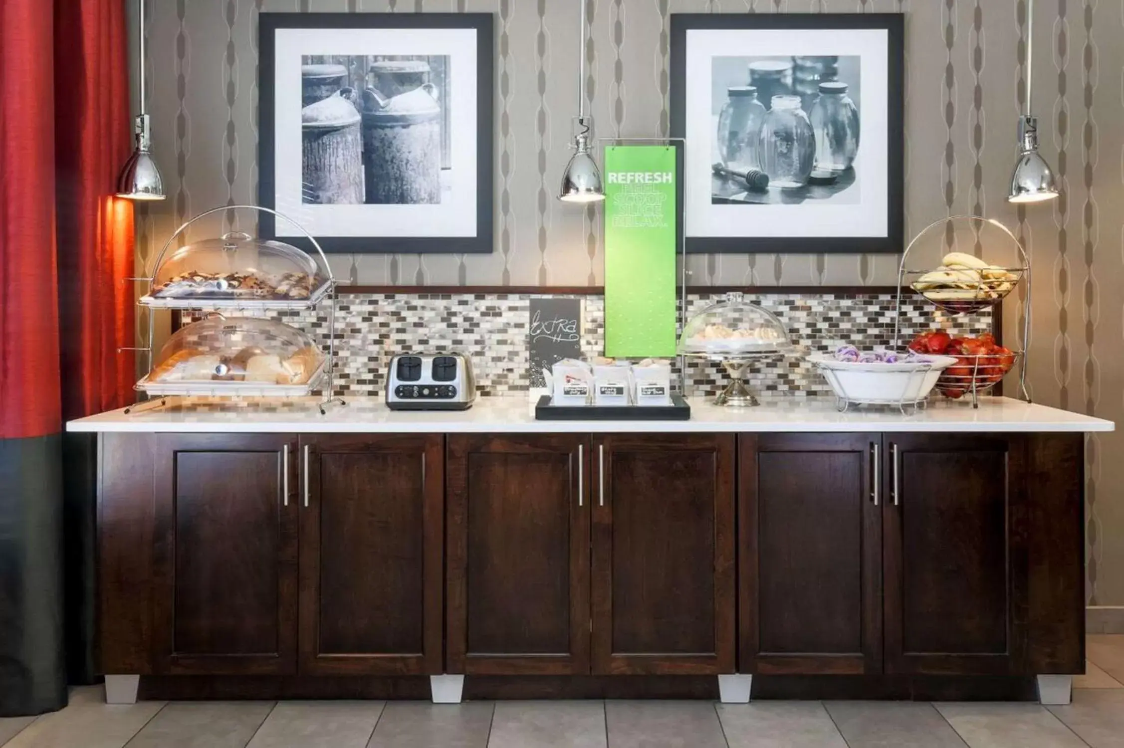 Breakfast, Kitchen/Kitchenette in Hampton Inn Memphis-Southwind