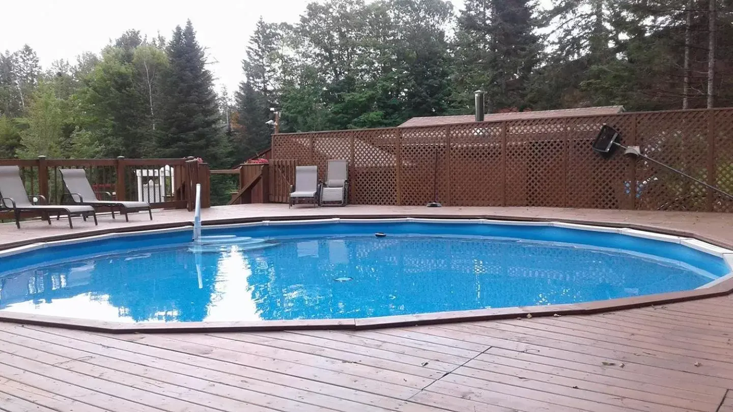 Day, Swimming Pool in Hotel Le Petit Lac Sainte-Adèle