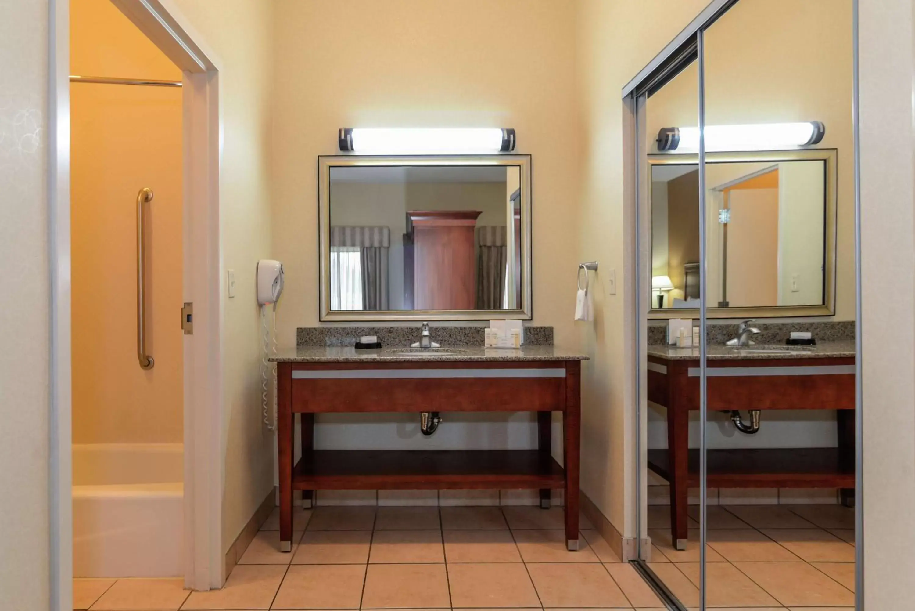 Bathroom in Hampton Inn & Suites Detroit/Chesterfield