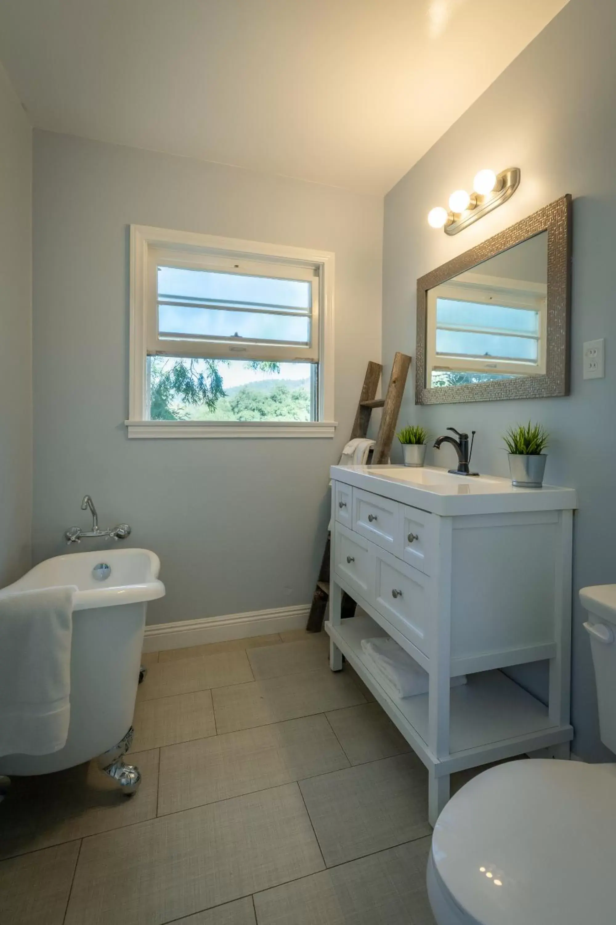 Bathroom in Apple Tree Inn