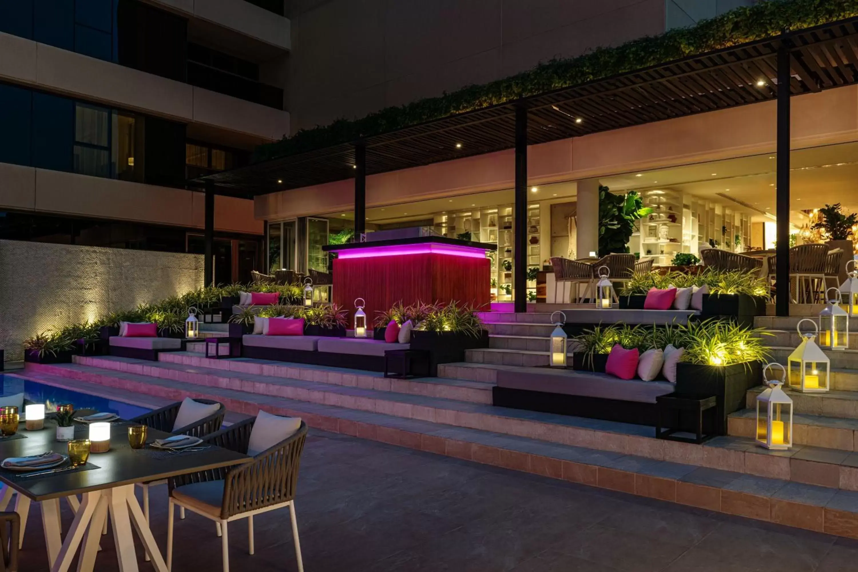 Lounge or bar, Restaurant/Places to Eat in Grosvenor House, a Luxury Collection Hotel, Dubai