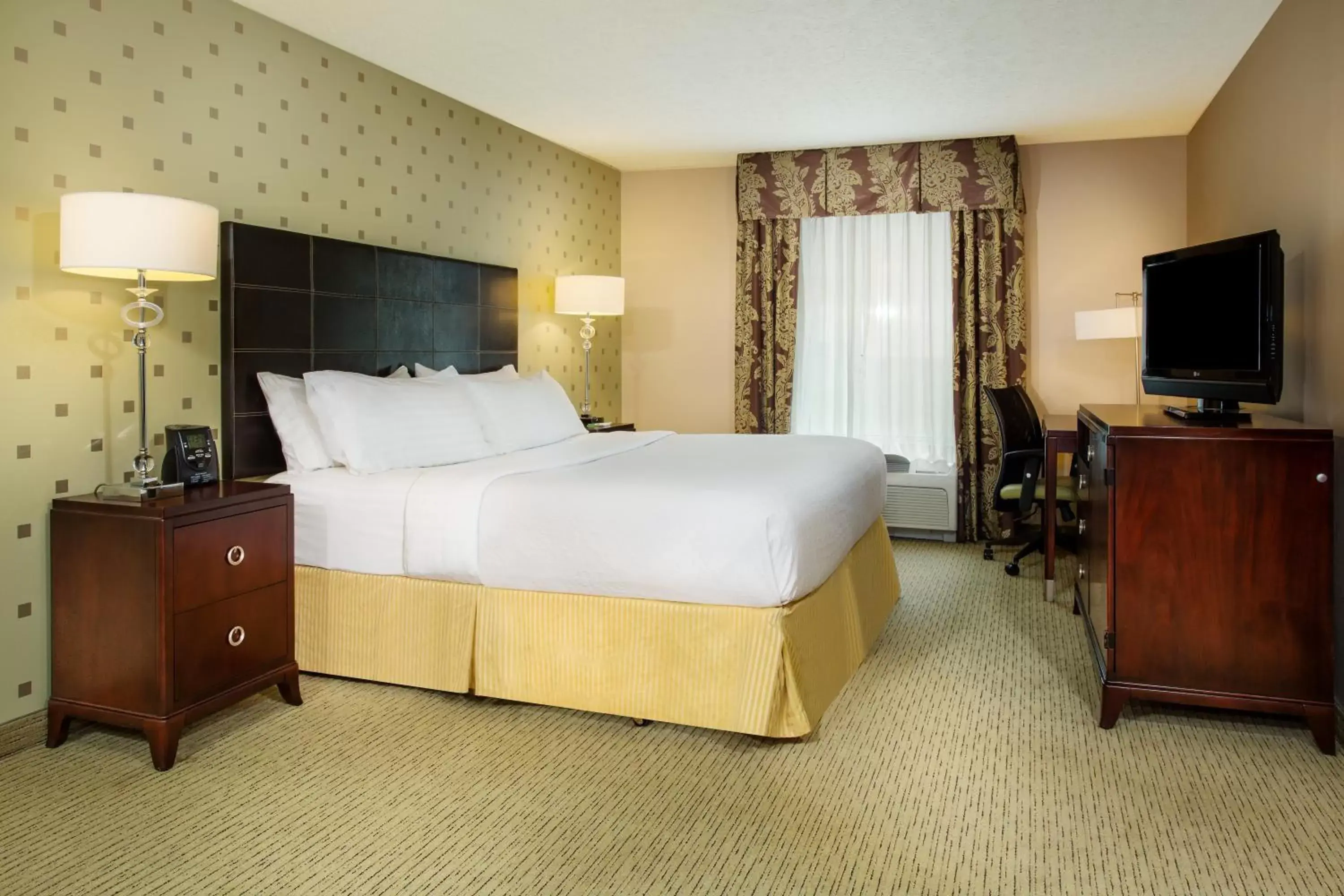 Photo of the whole room, Bed in Holiday Inn Bloomington-University Area, an IHG Hotel