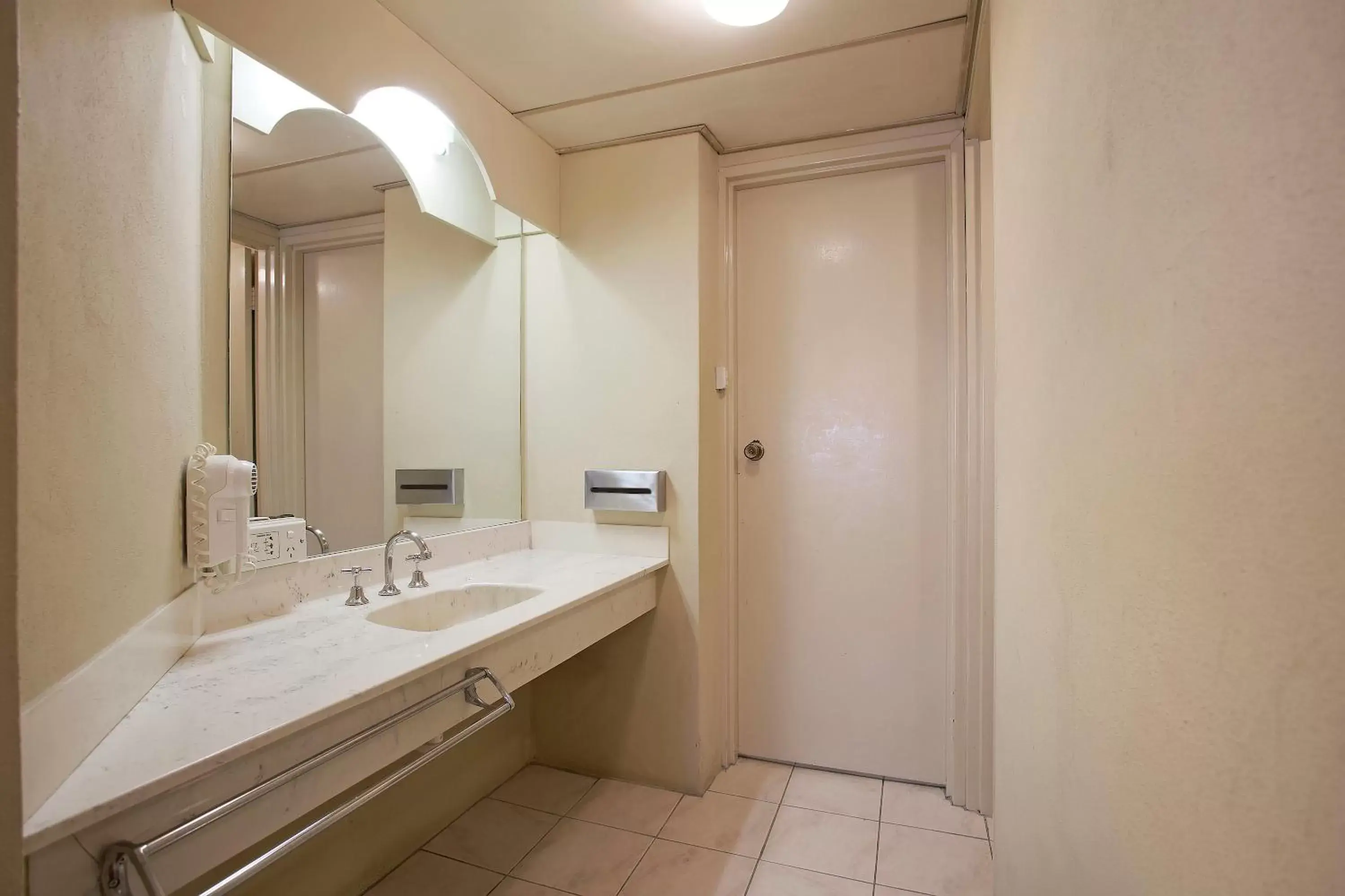 Bathroom in Central Court Motel Warrnambool