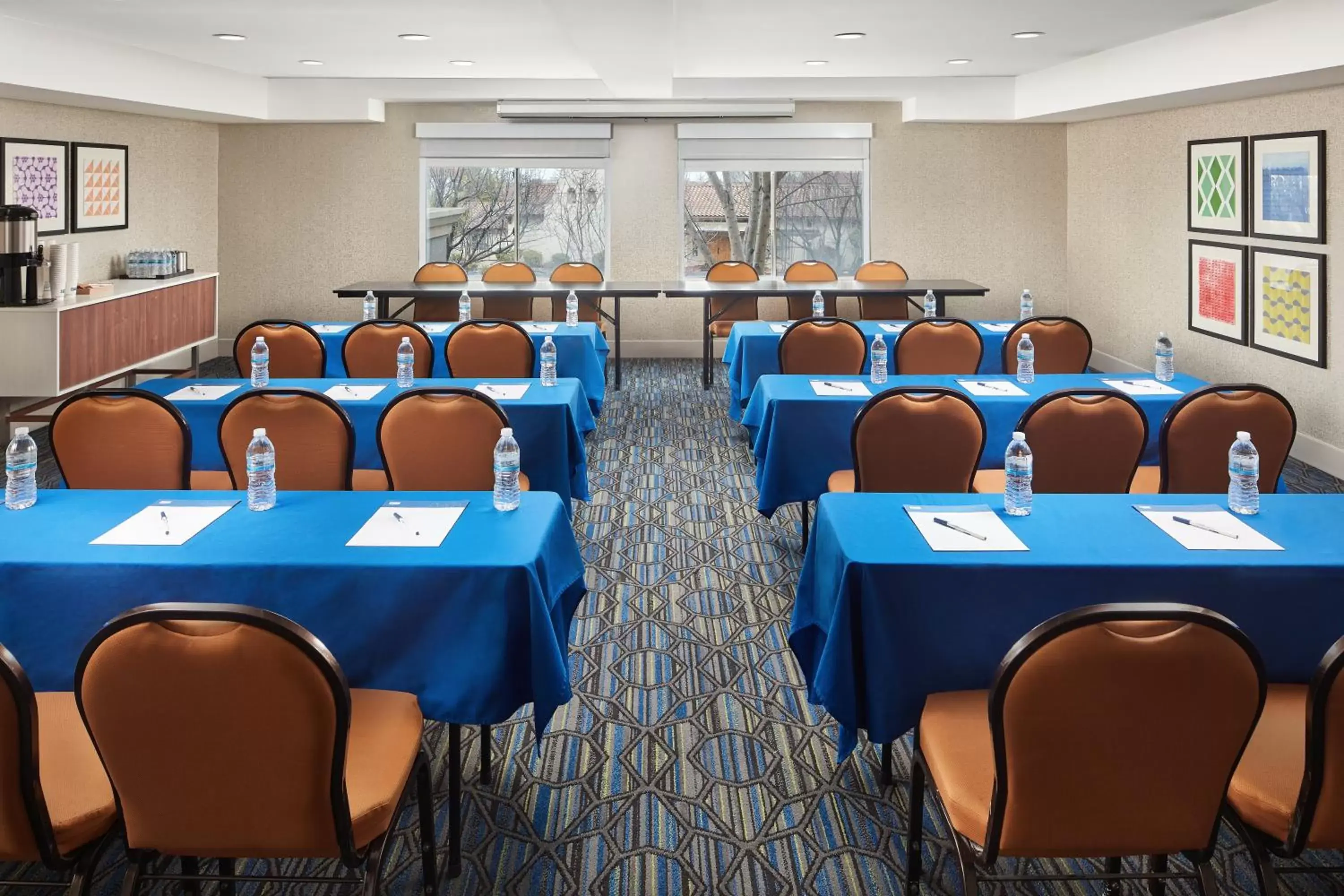 Meeting/conference room in Holiday Inn Express Hotel & Suites Belmont, an IHG Hotel