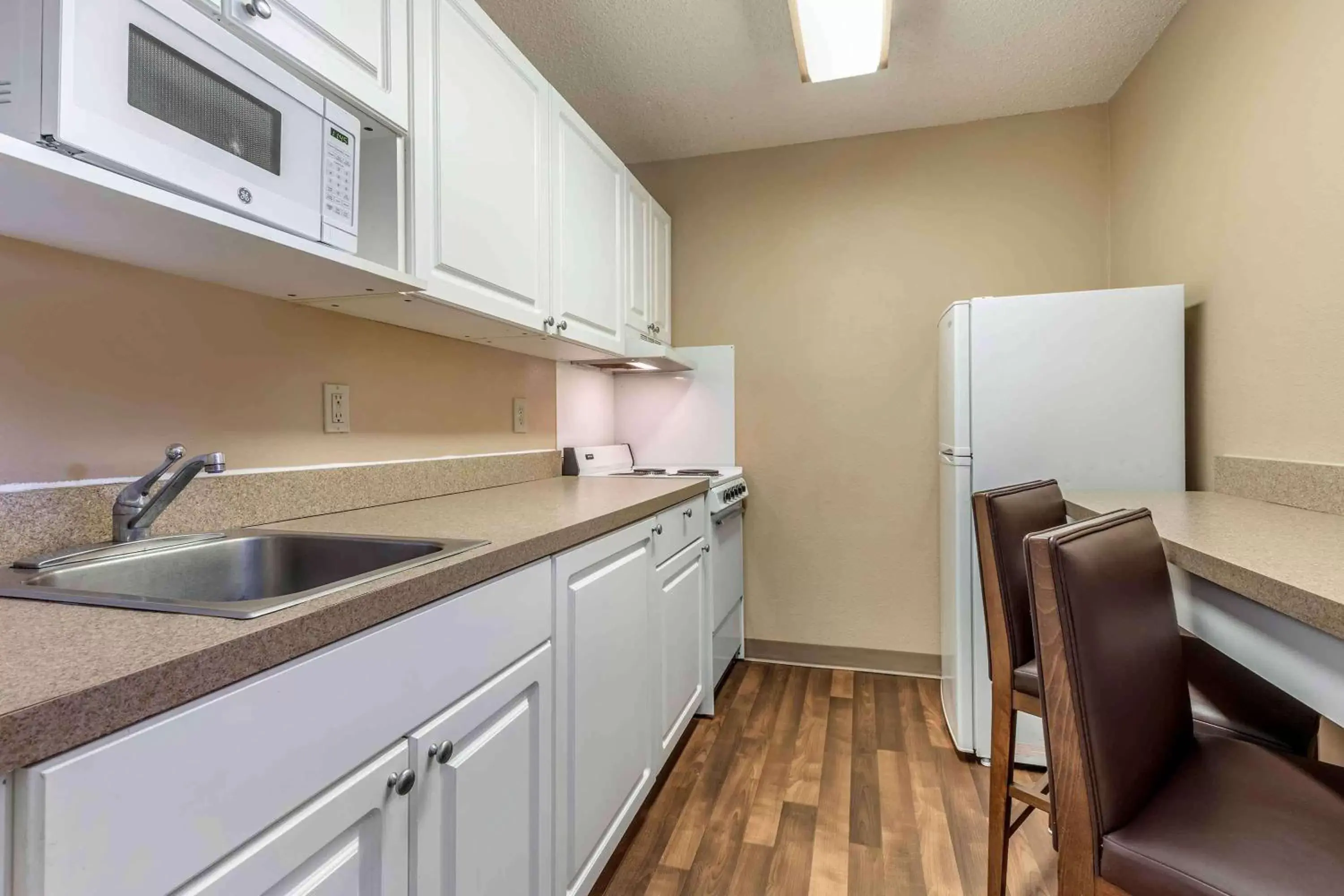 Bedroom, Kitchen/Kitchenette in Extended Stay America Suites - Fort Worth - Fossil Creek