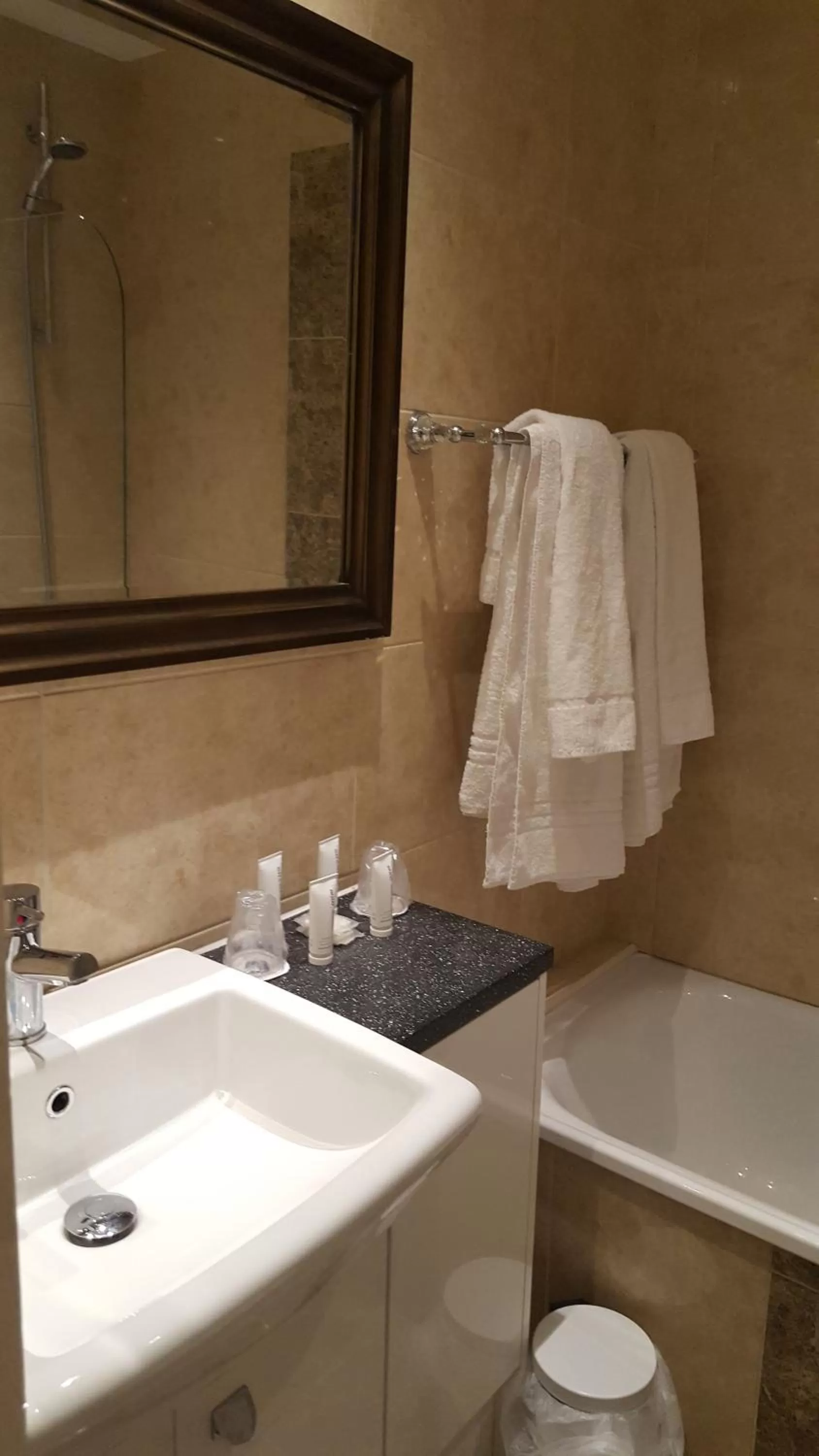 Bathroom in Barons Court Hotel Walsall