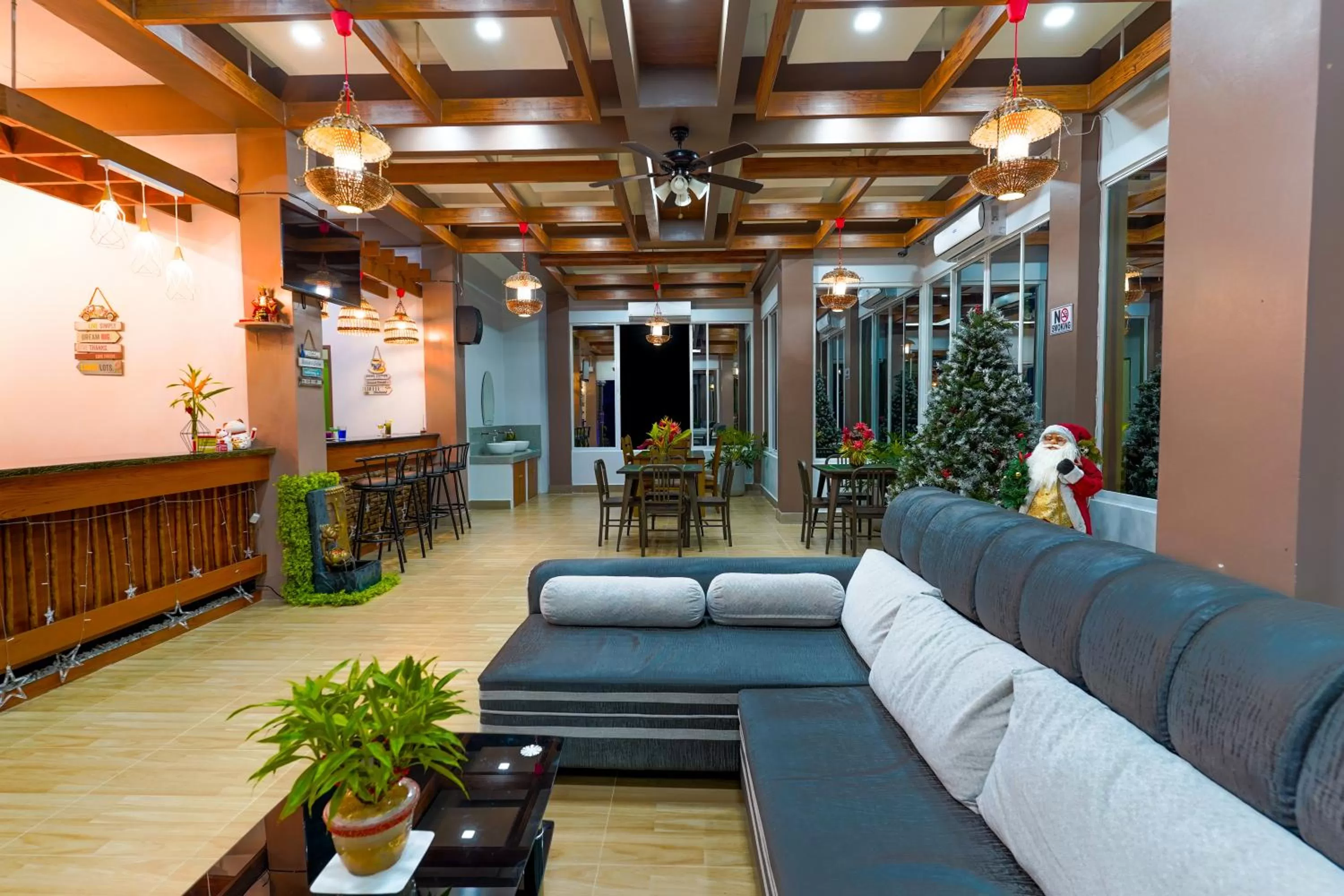 Communal lounge/ TV room in MS Mountain Cabin