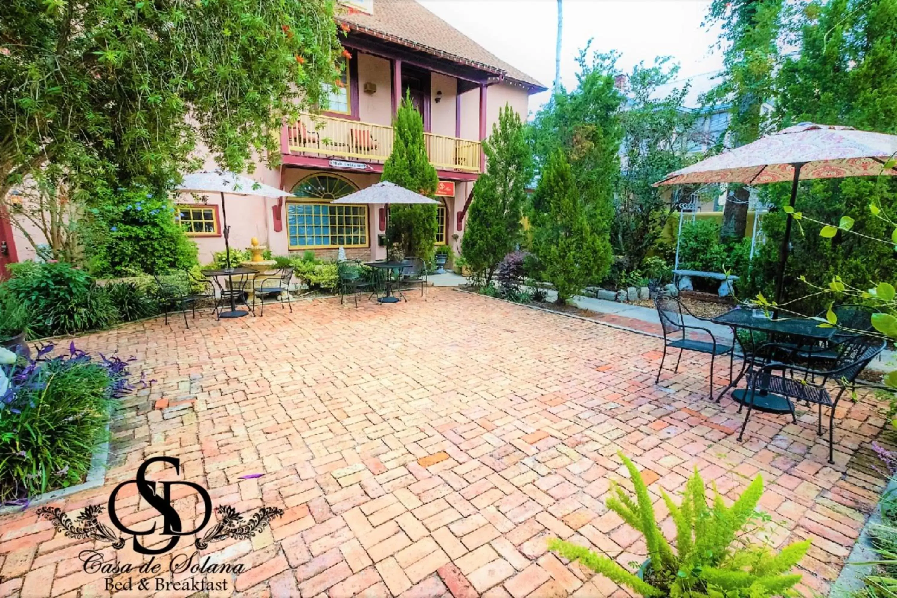 Patio, Property Building in Casa De Solana & Victorian House Bed and Breakfast