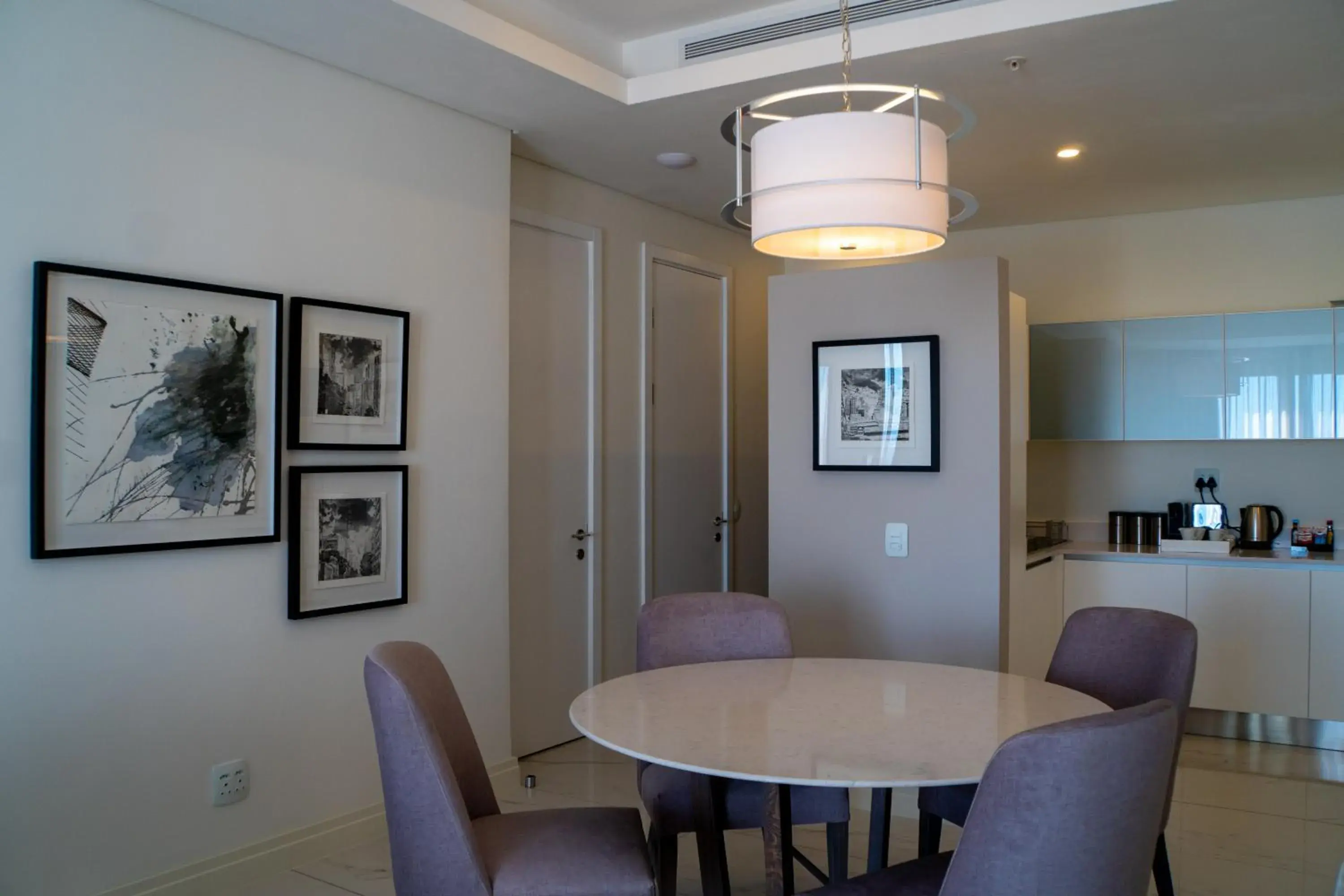 Kitchen or kitchenette, Dining Area in The Leonardo