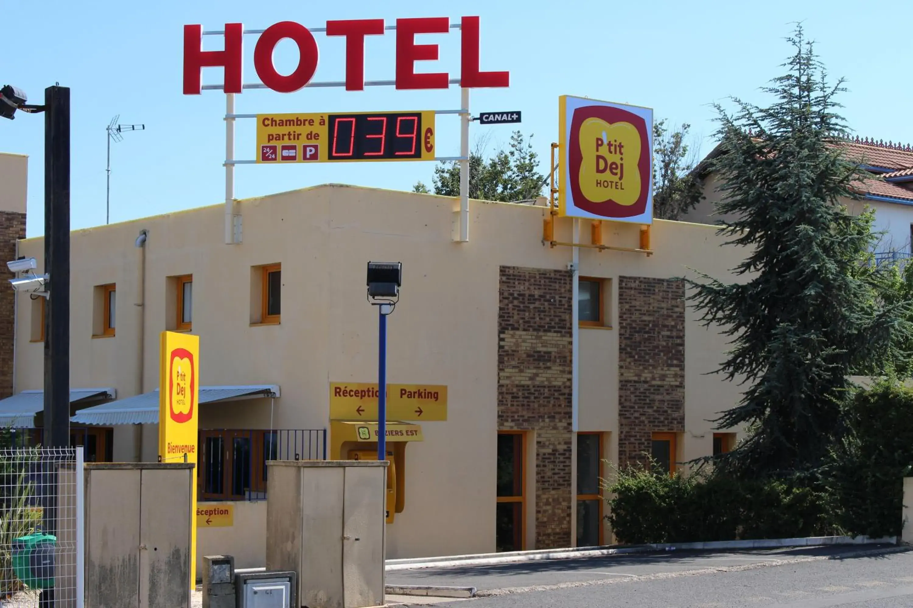 Facade/entrance, Property Building in The Originals Access, Hotel Beziers Est (P'tit Dej-Hotel)