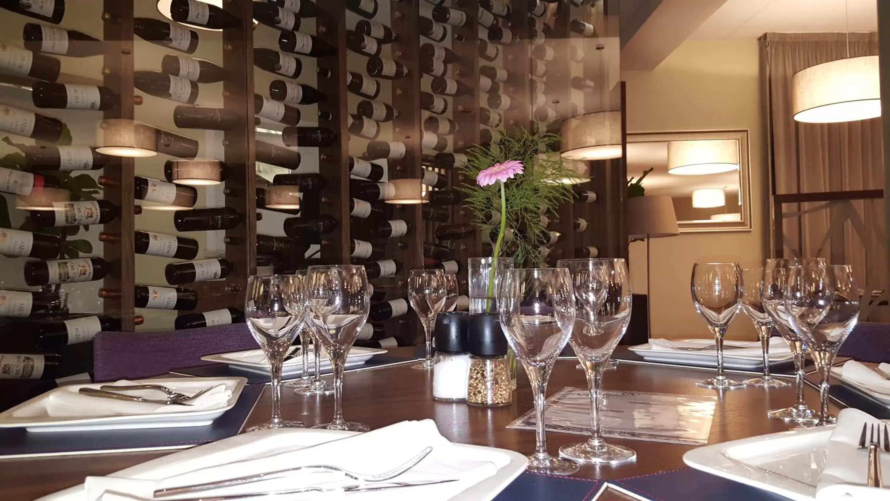 Restaurant/Places to Eat in Threeland Hotel