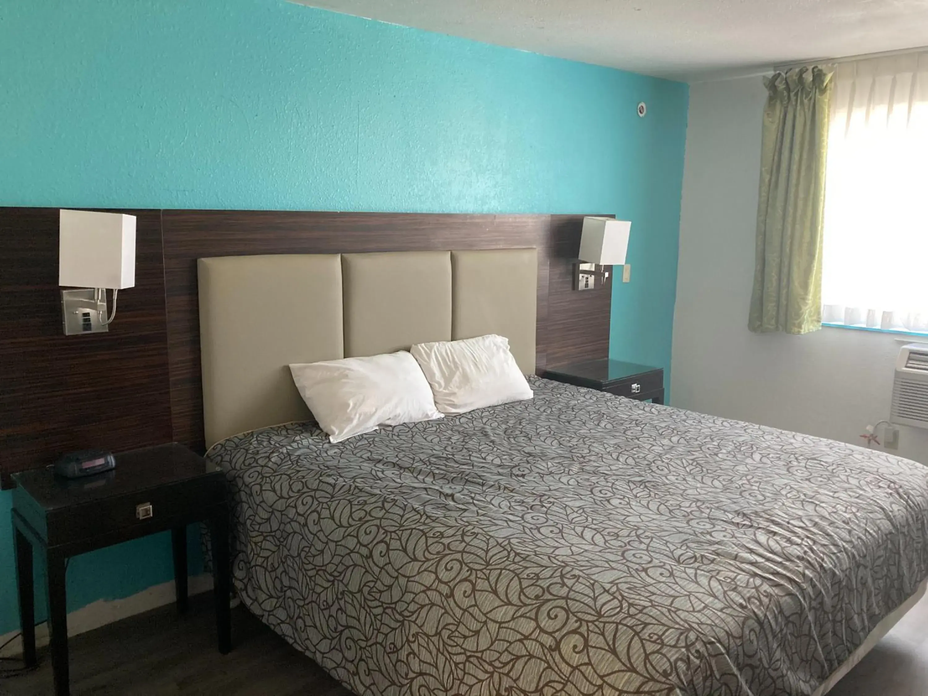 Bed in Nampa Inn & Suites