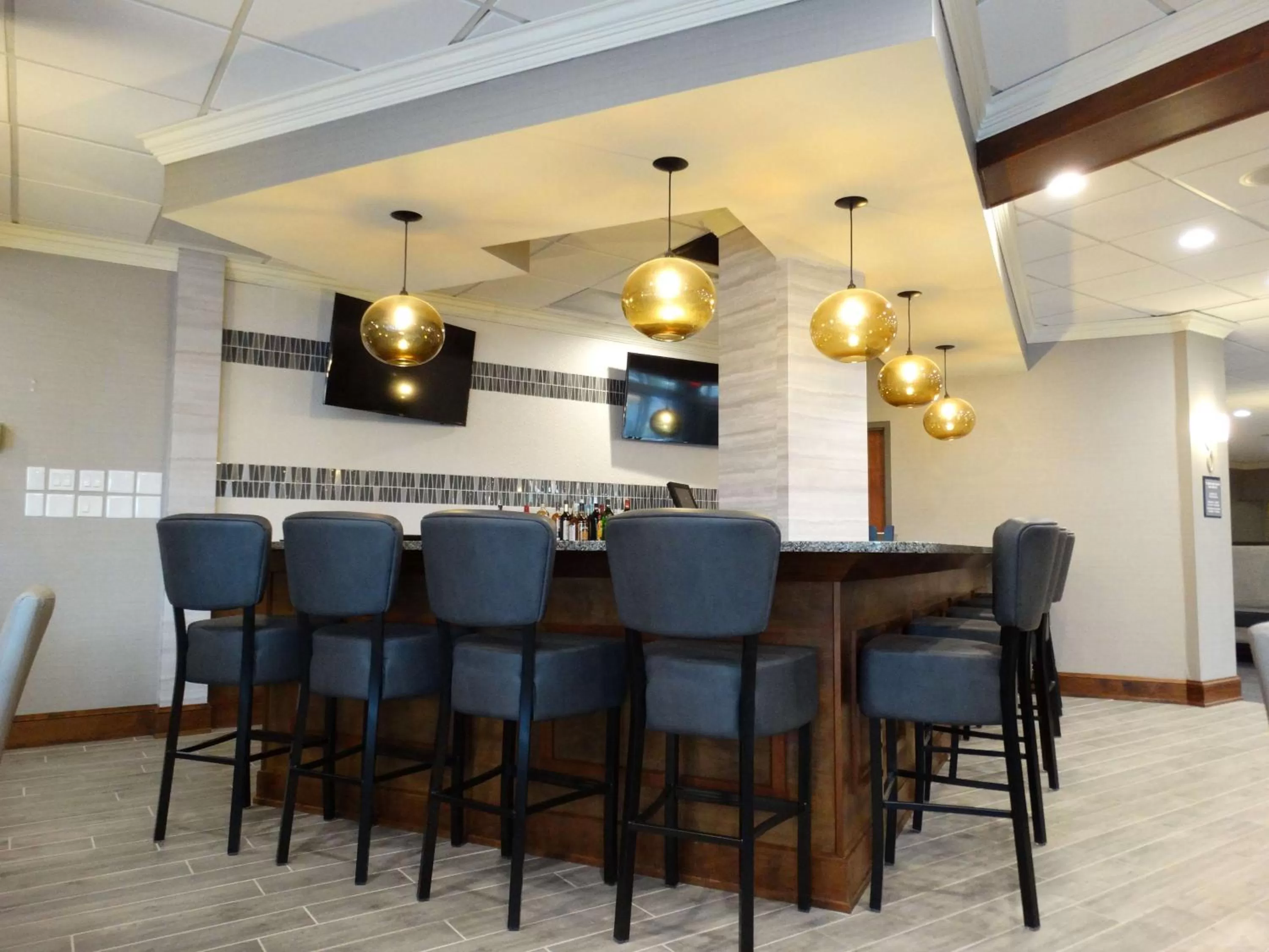 Lounge or bar in Best Western Premier Airport/Expo Center Hotel