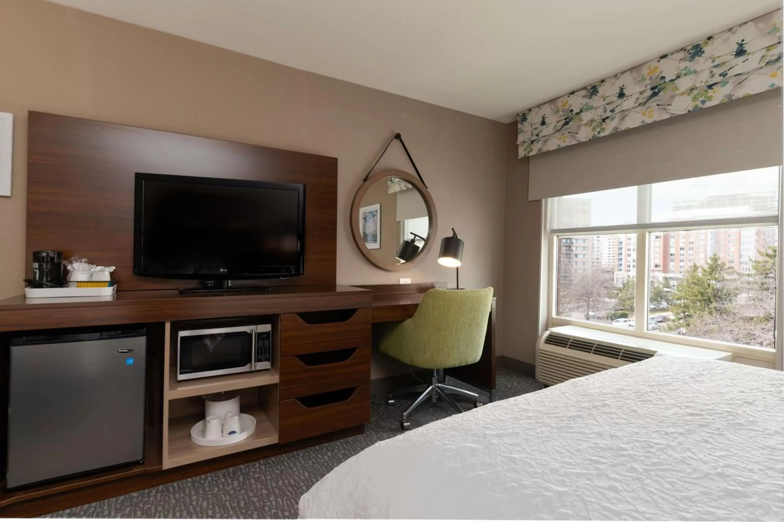 Bedroom, TV/Entertainment Center in Hampton Inn & Suites Arlington Crystal City DCA