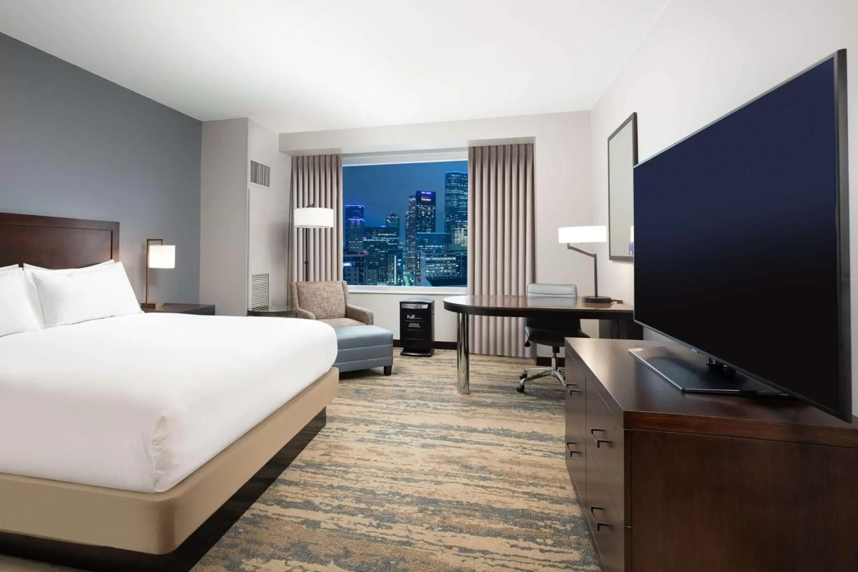 Bedroom, TV/Entertainment Center in Hilton Americas- Houston