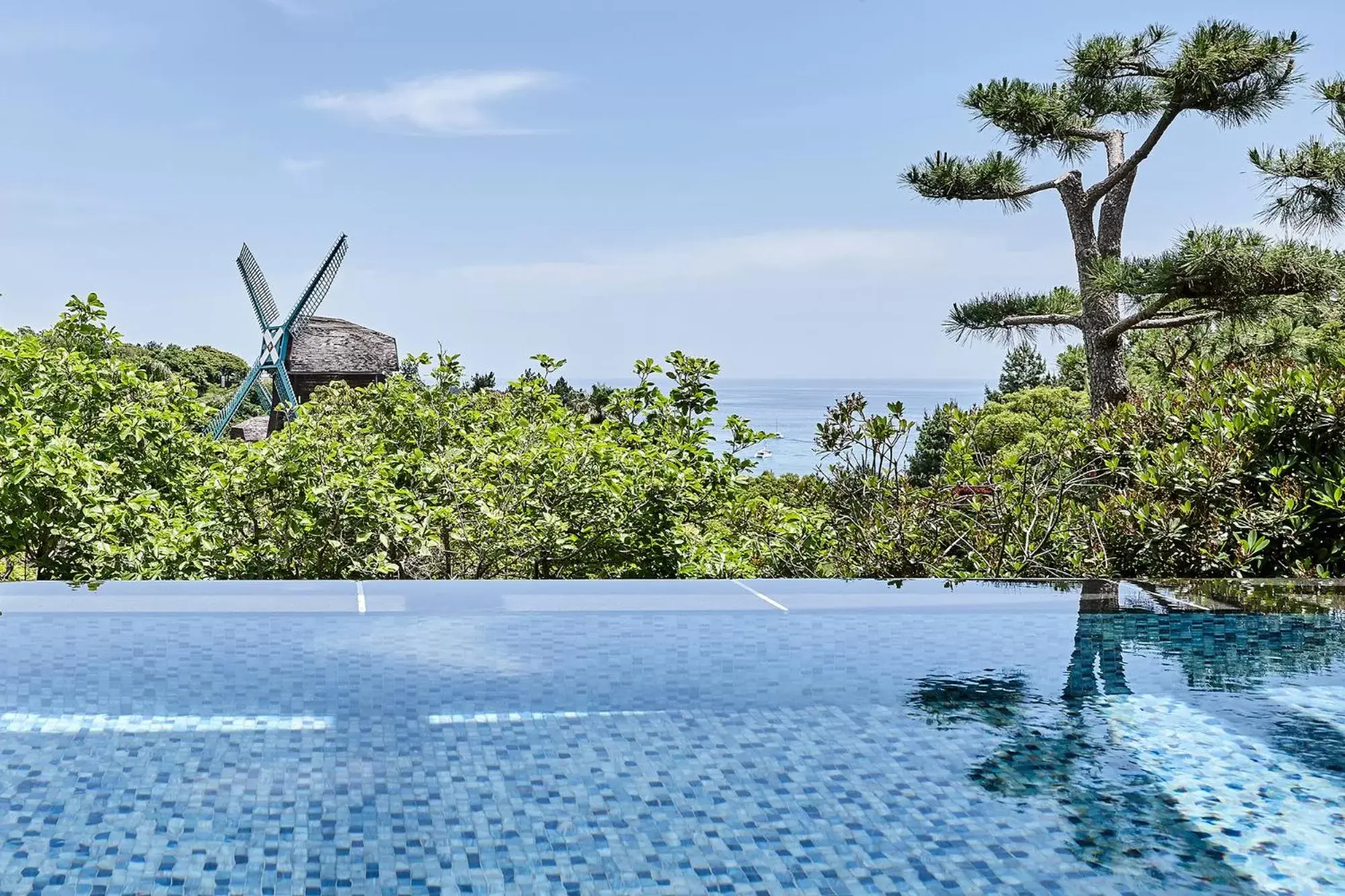 Swimming pool in Lotte Hotel Jeju