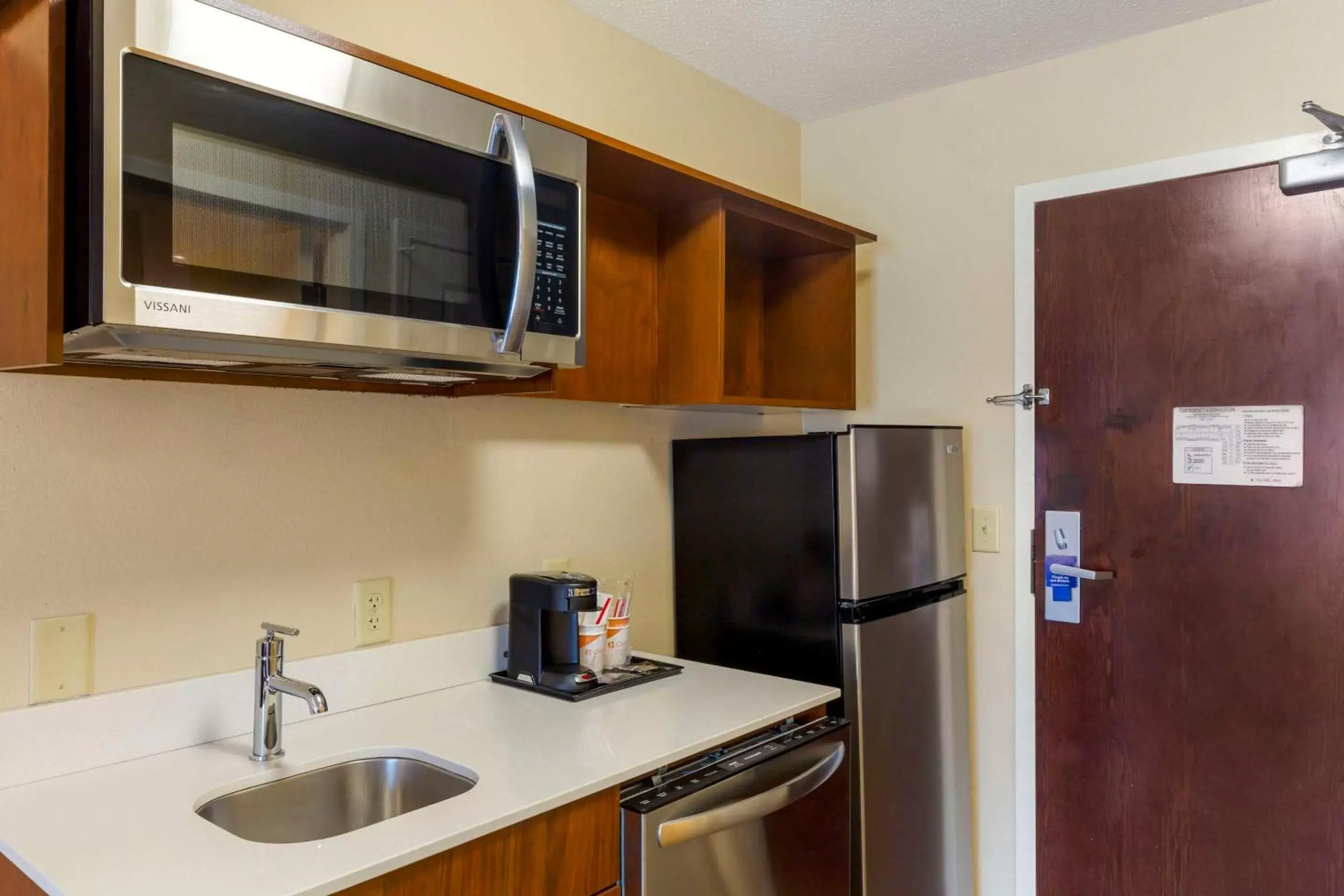 Bedroom, Kitchen/Kitchenette in Comfort Inn Danvers - Boston North Shore