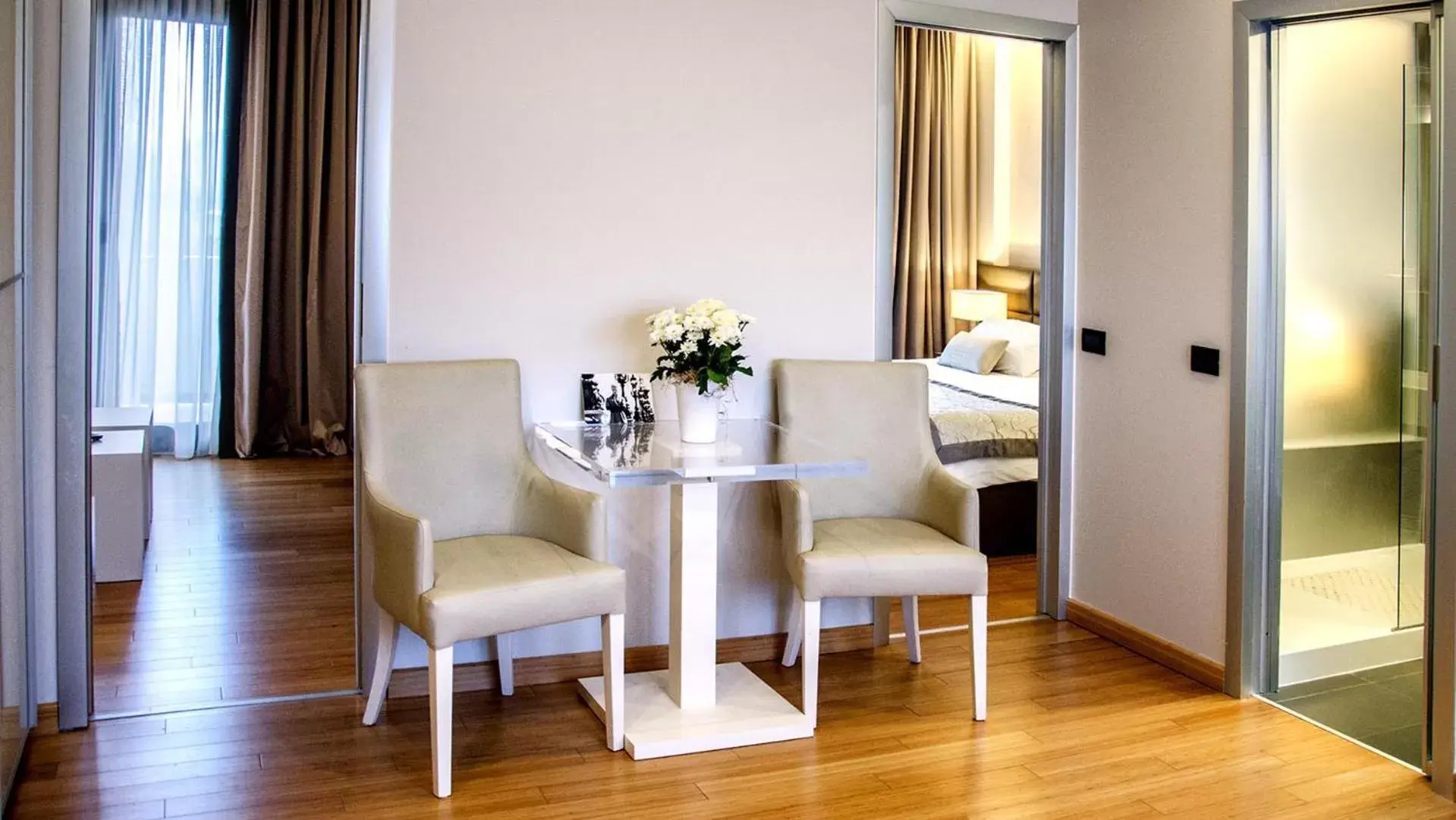 Bedroom, Dining Area in Hotel Majestic