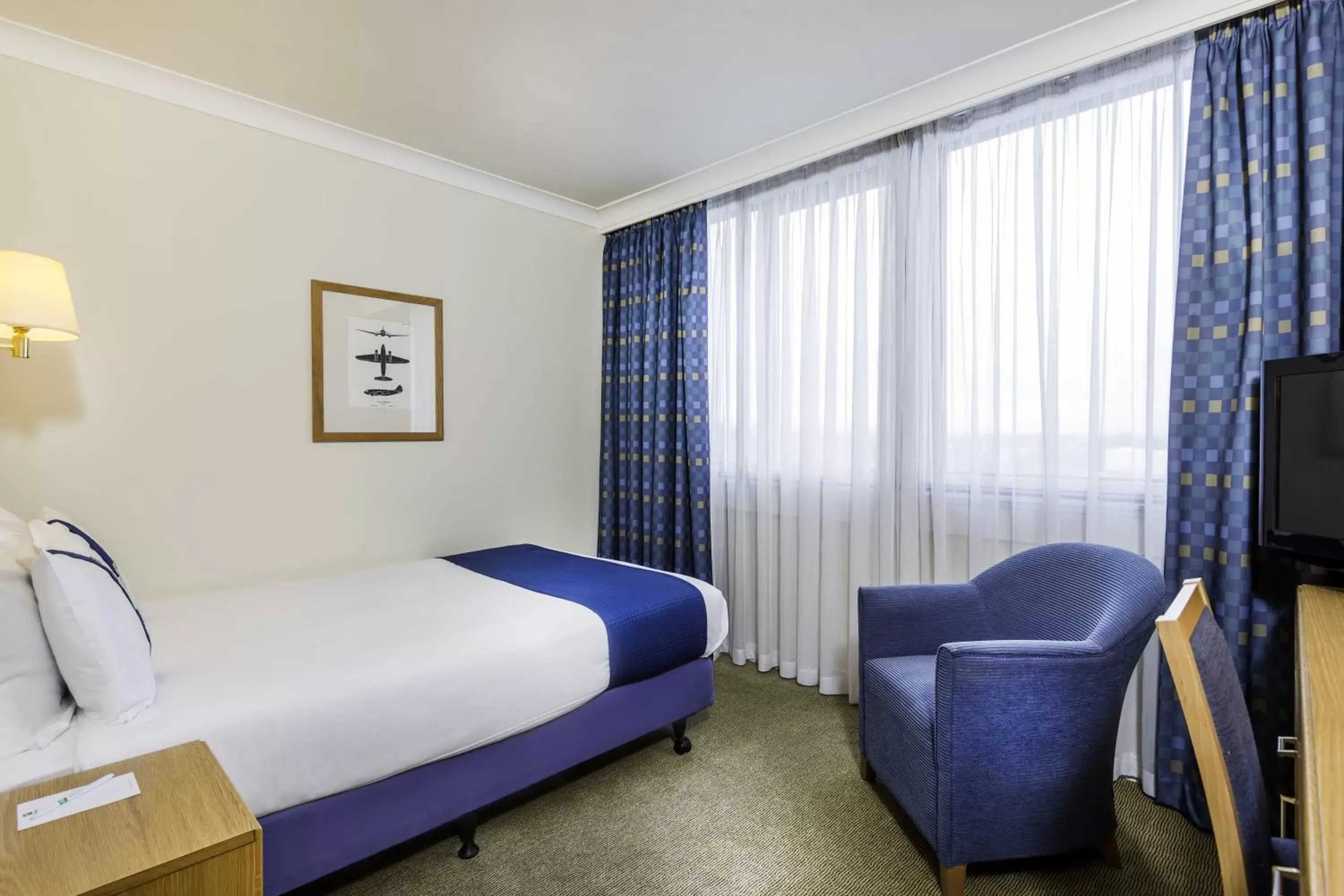Photo of the whole room, Bed in Holiday Inn - Glasgow Airport, an IHG Hotel