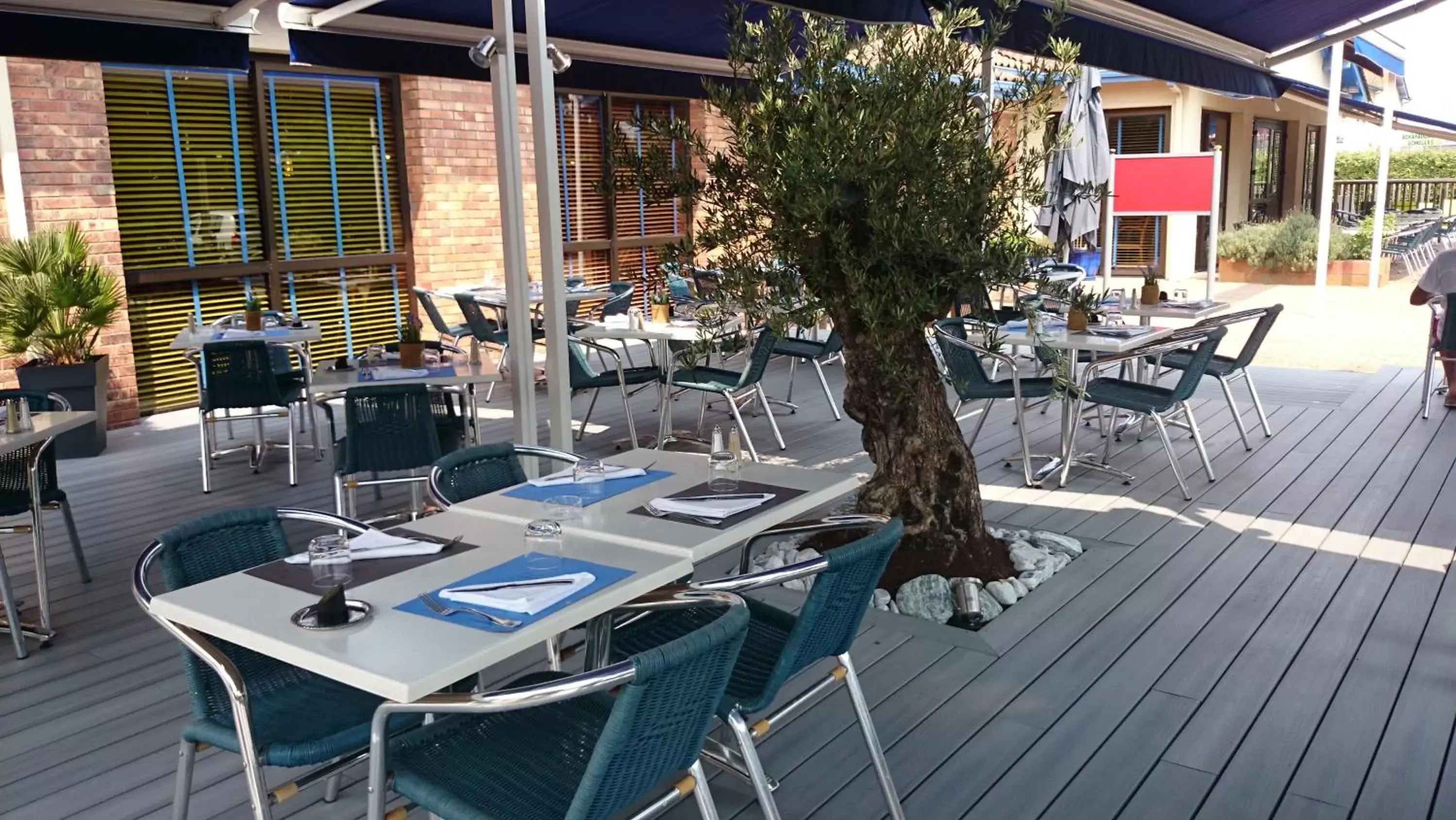Patio, Restaurant/Places to Eat in Kyriad Prestige Bordeaux Aeroport