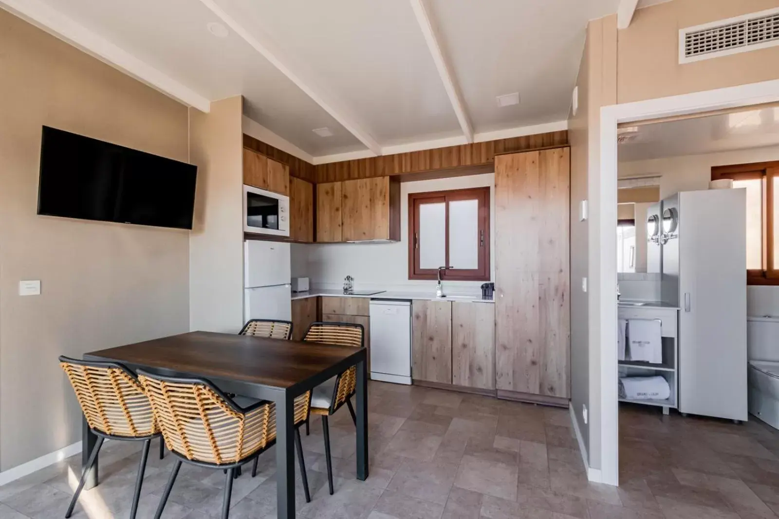 Dining area, Kitchen/Kitchenette in Grand Luxor Village