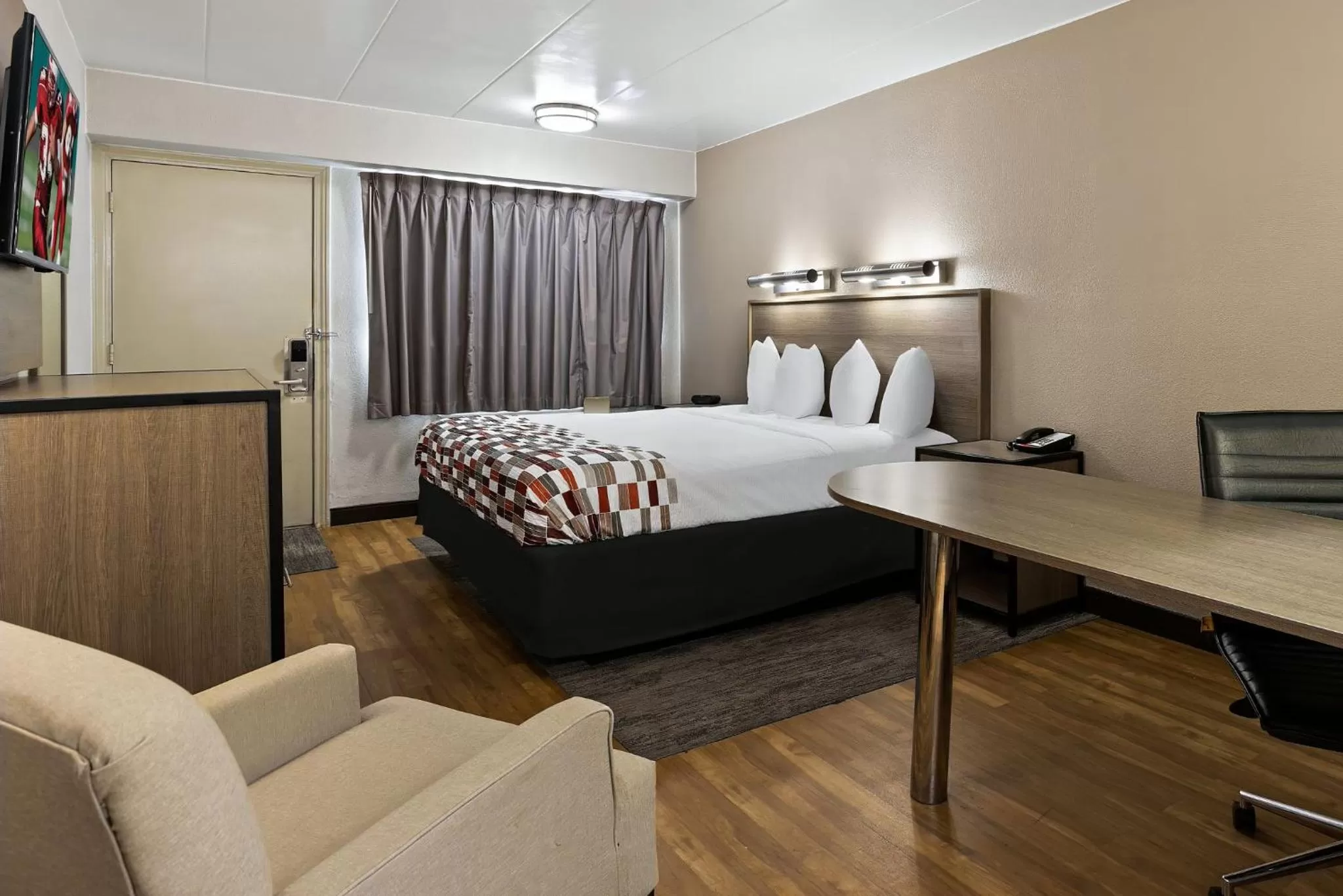 Photo of the whole room, Bed in Red Roof Inn Cleveland - Independence