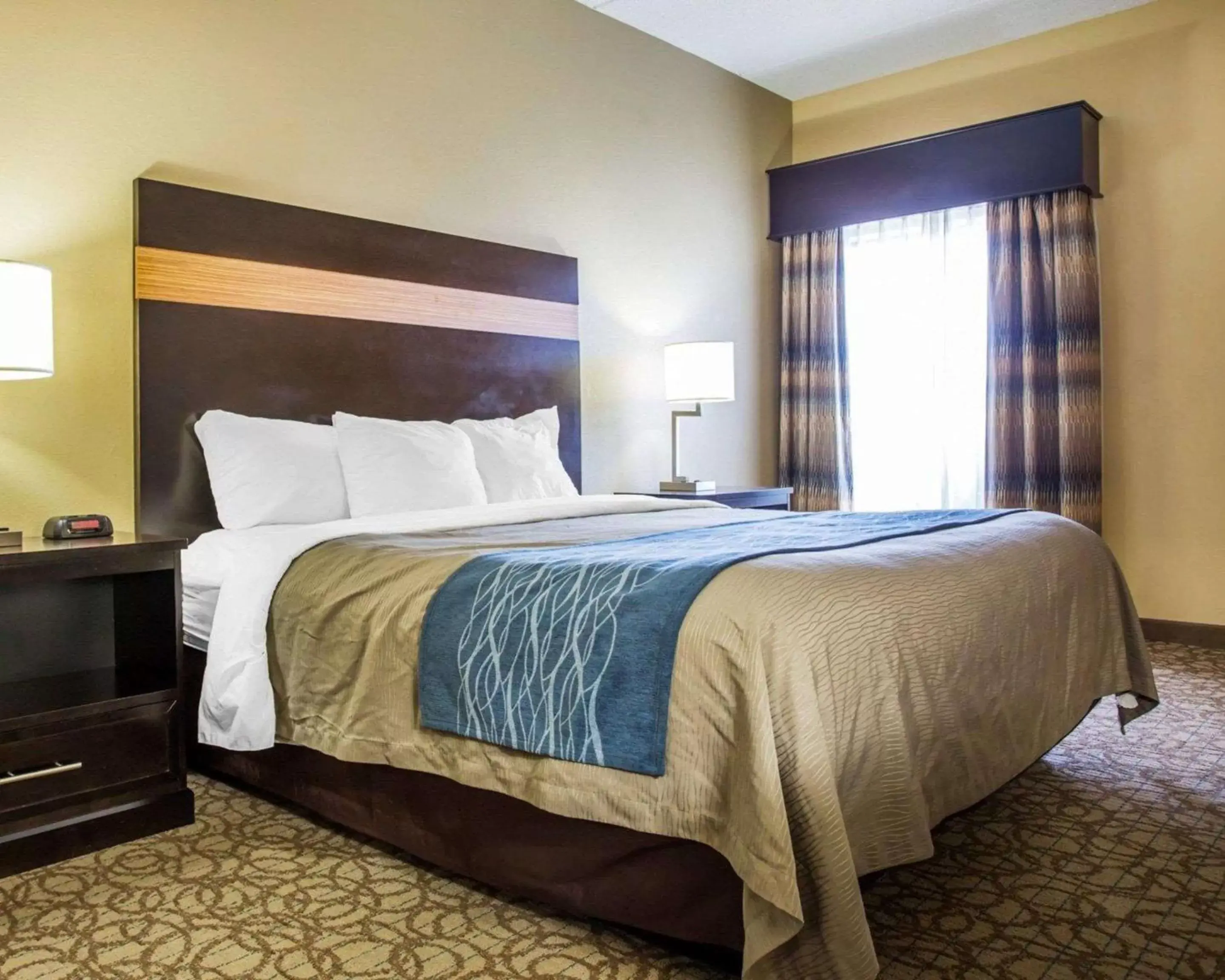 Photo of the whole room, Bed in Comfort Inn & Suites at Stone Mountain