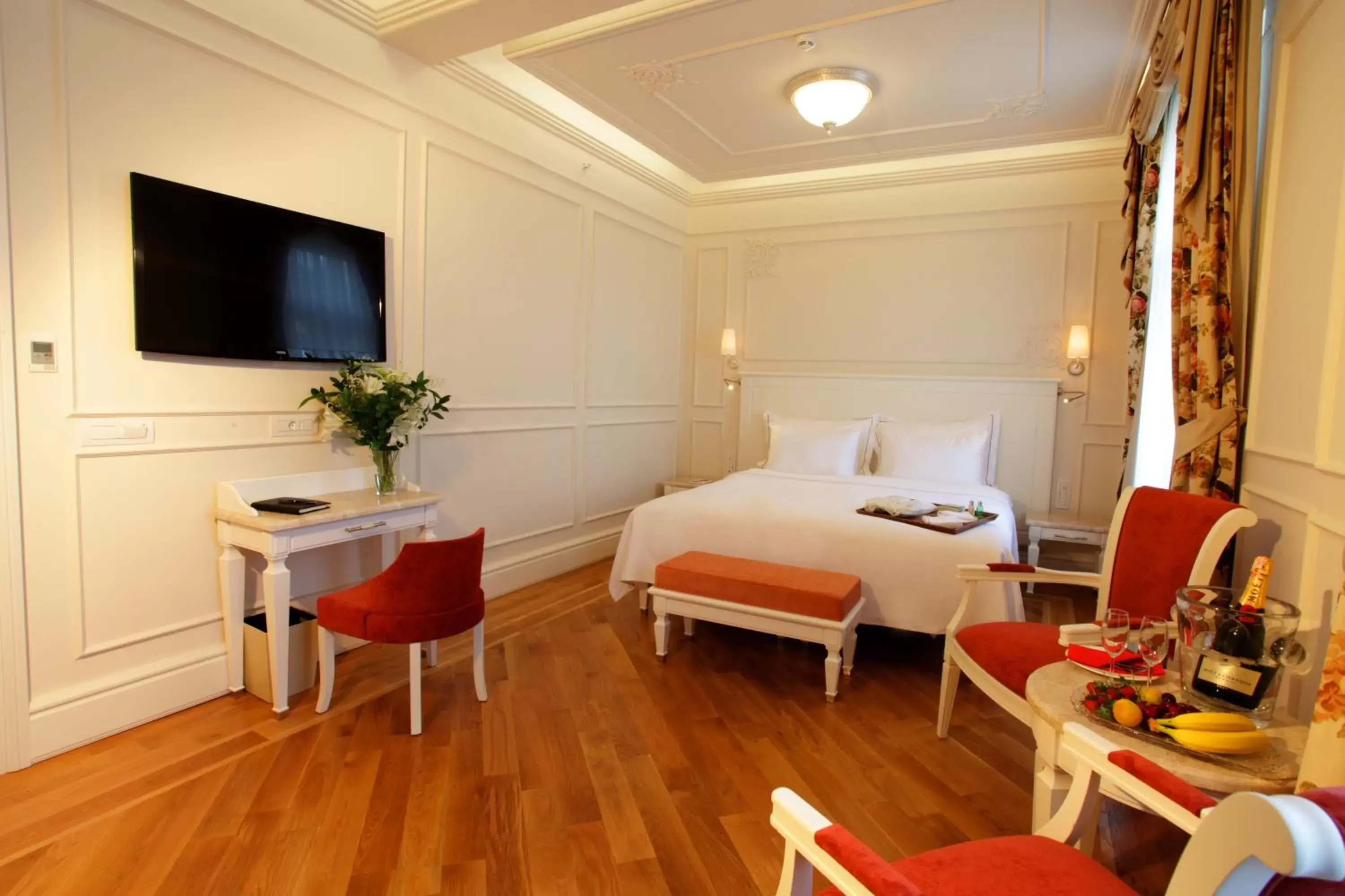 TV and multimedia, Bed in Corinne Art & Boutique Hotel