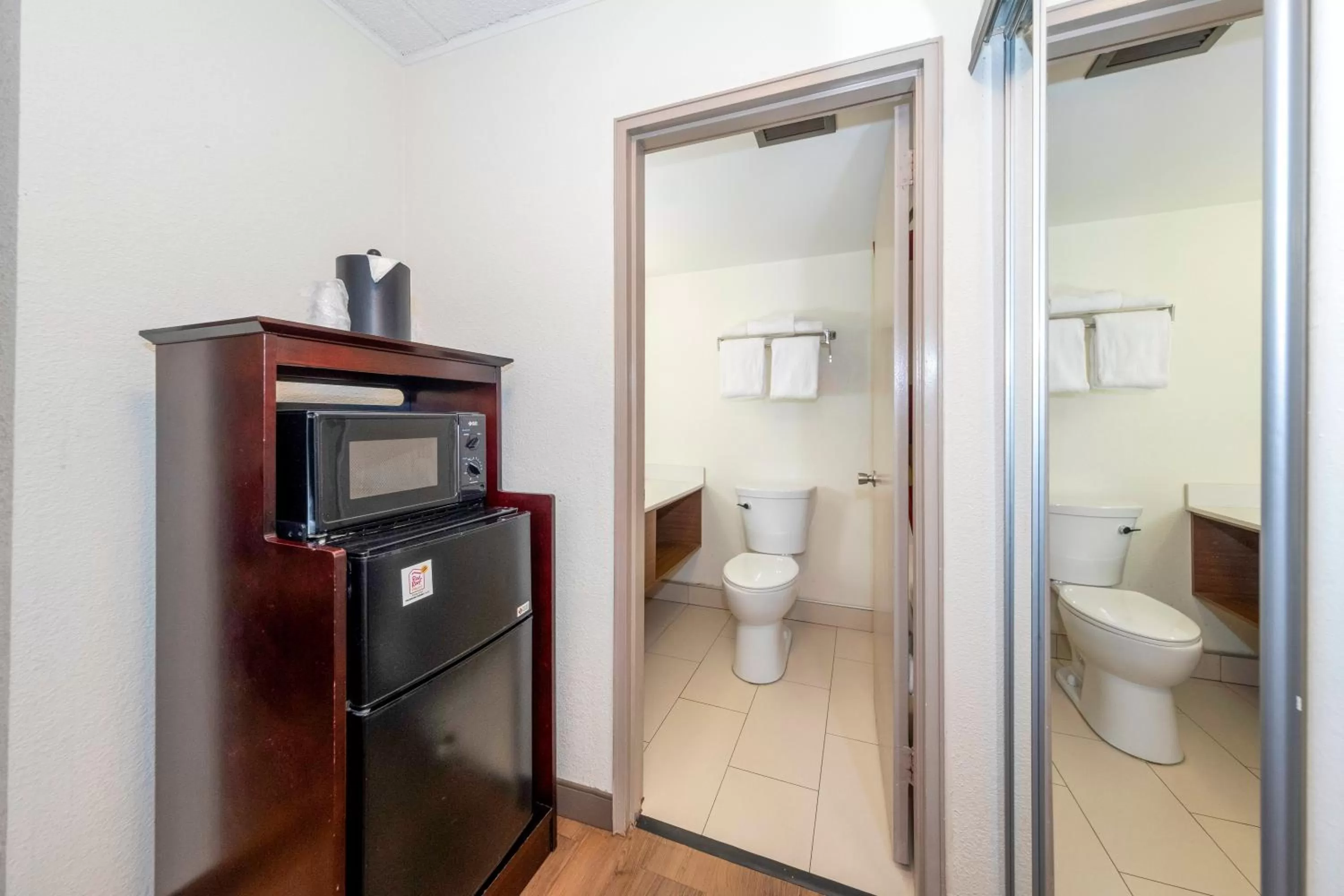 Bathroom in Red Roof PLUS Newark Liberty Airport - Carteret