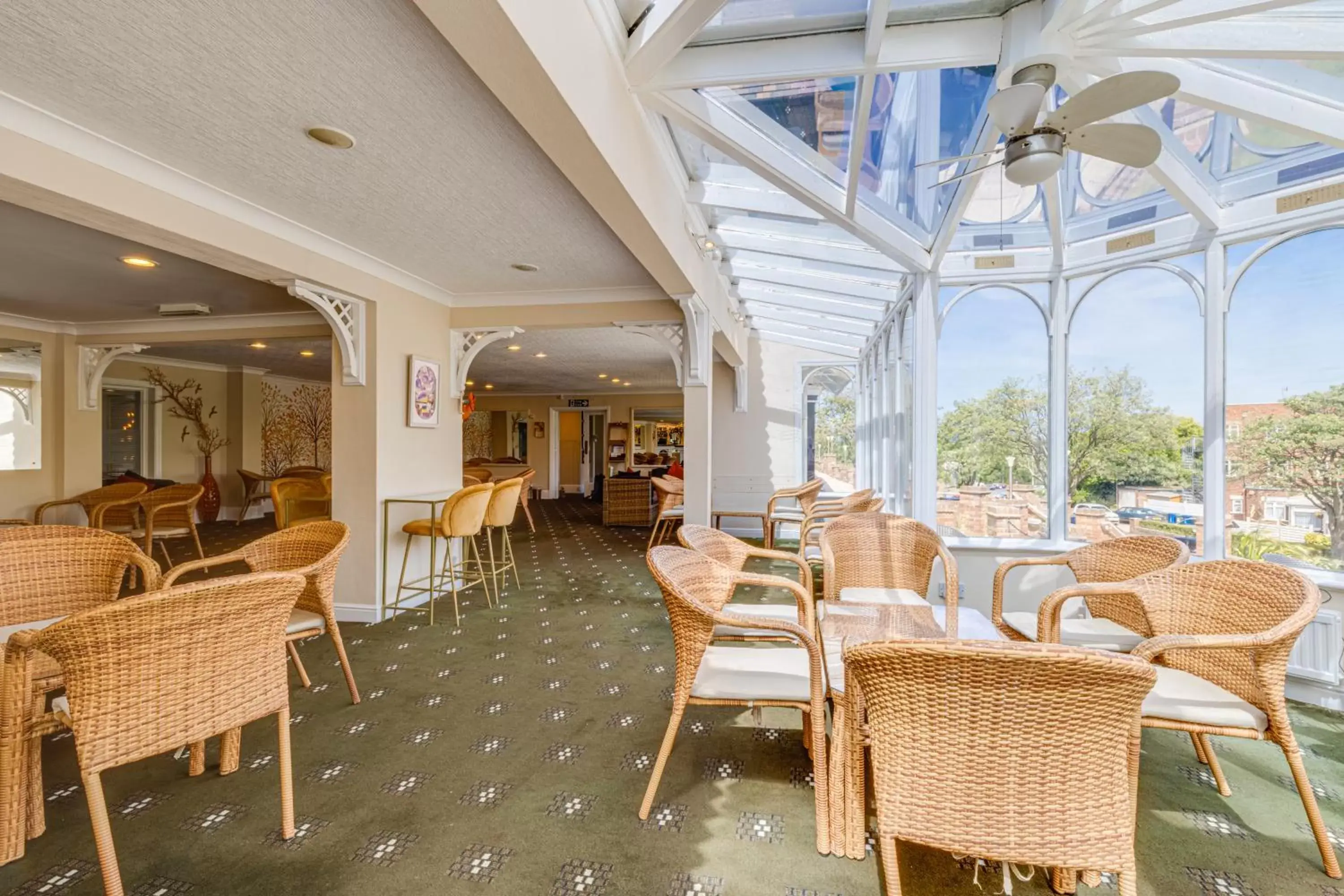 Lounge or bar, Restaurant/Places to Eat in Park Manor Hotel