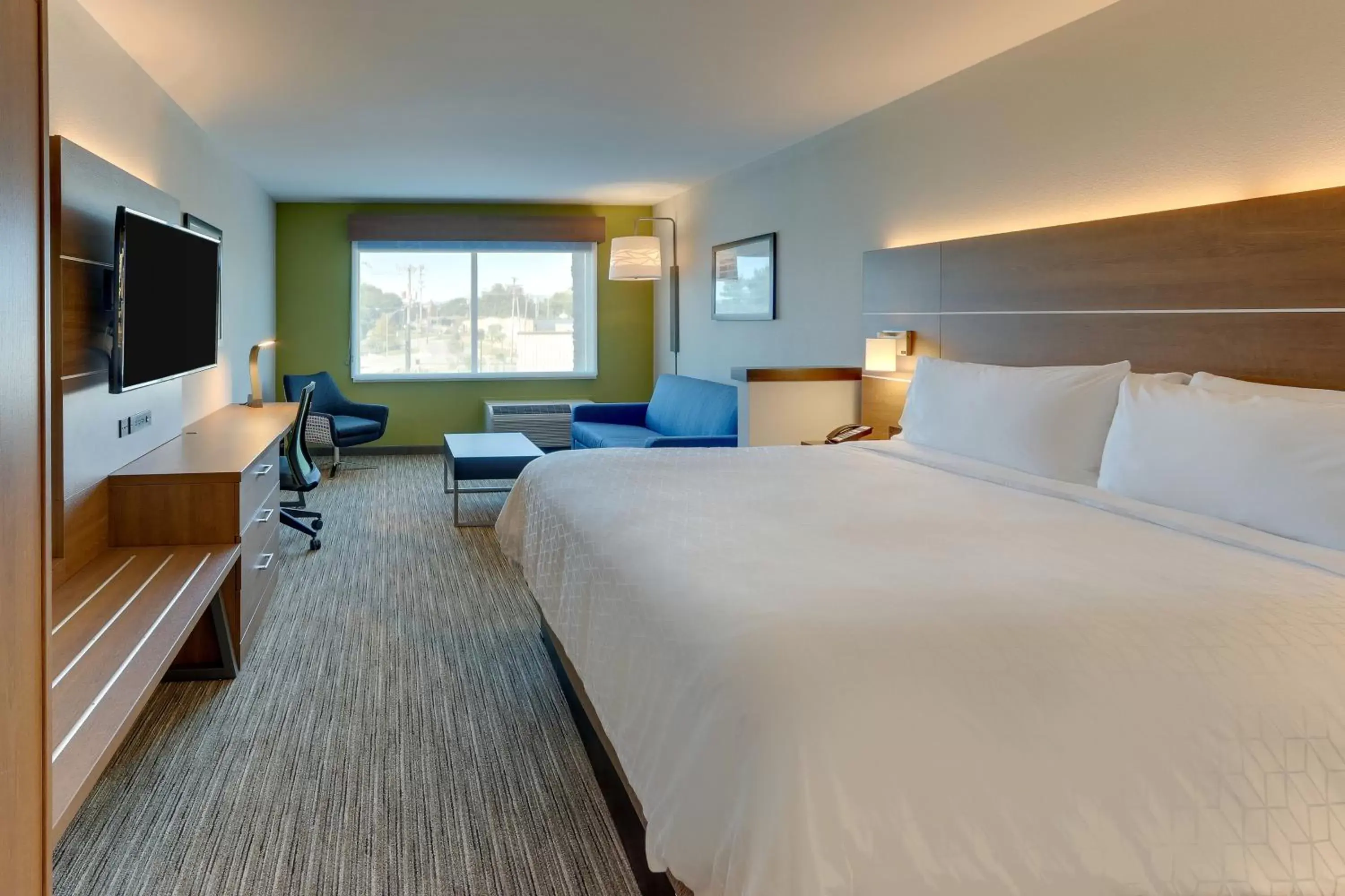 Bed in Holiday Inn Express & Suites - Roanoke – Civic Center