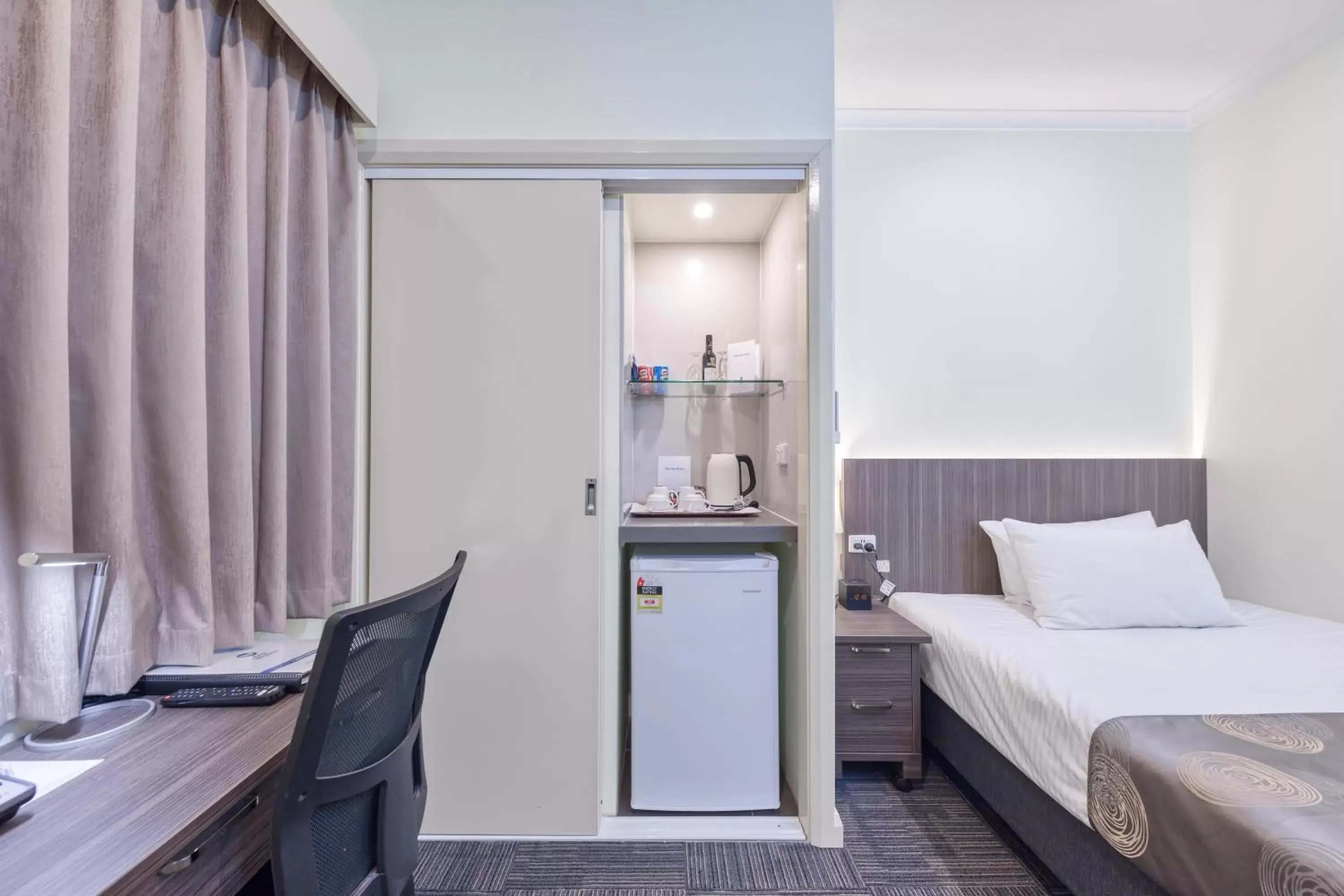 oven, Bed in Best Western Melbourne Airport