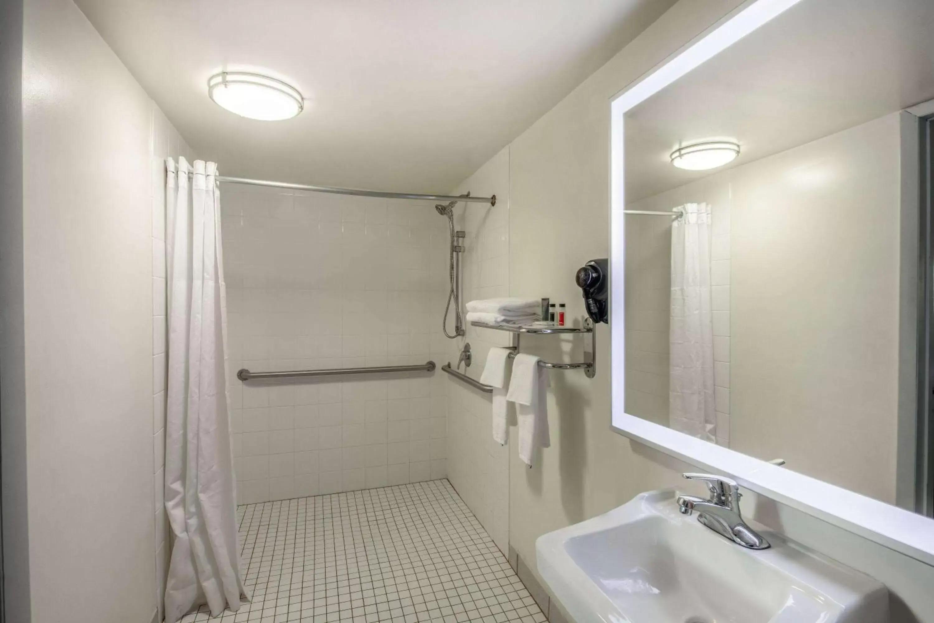 Shower, Bathroom in Howard Johnson by Wyndham Vero Beach/I-95