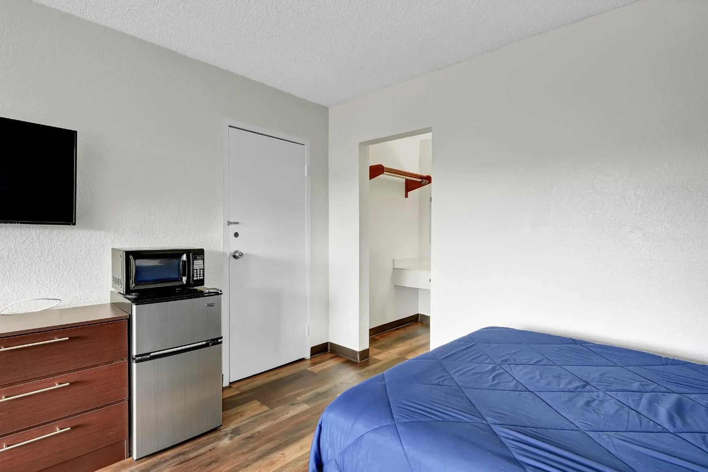 Bed in Zen Living Suites Extended Stay - Jacksonville - Orange Park