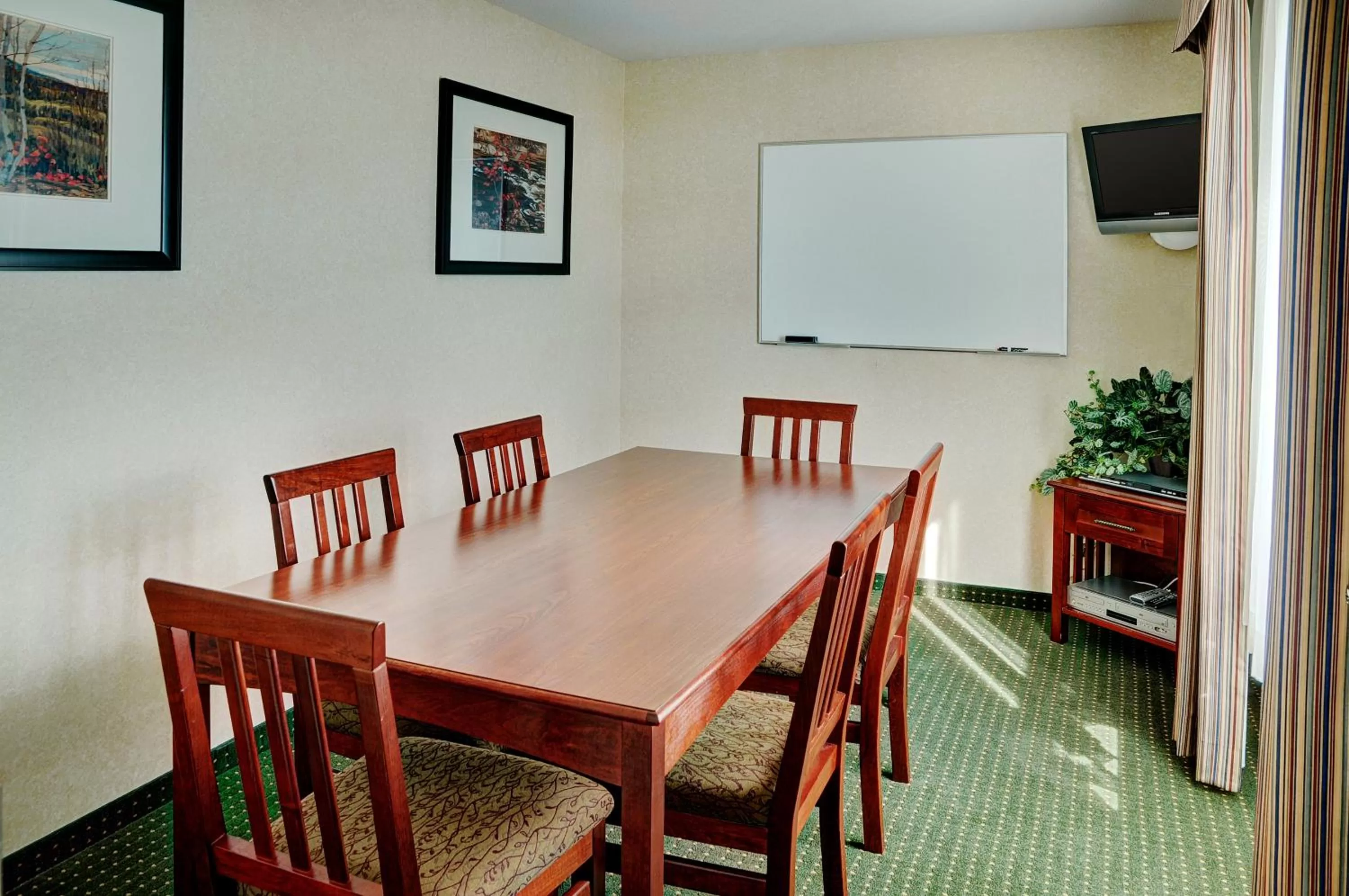 Dining area in Lakeview Inns & Suites - Slave Lake