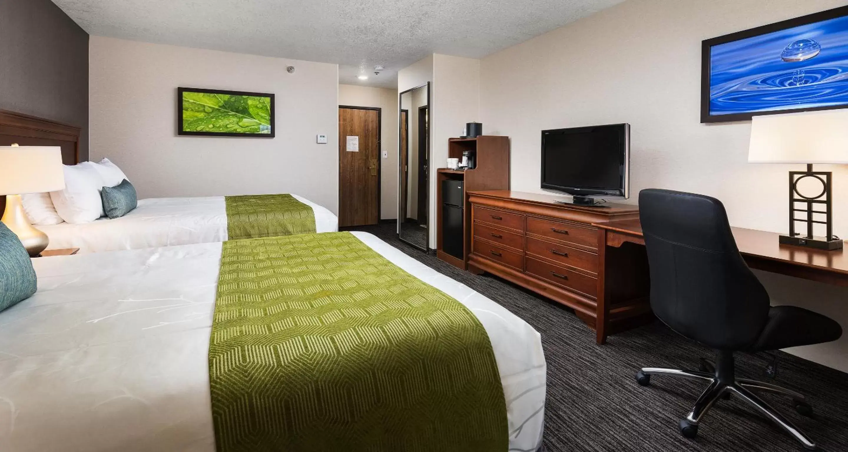 Photo of the whole room, Bed in Best Western Landmark Inn