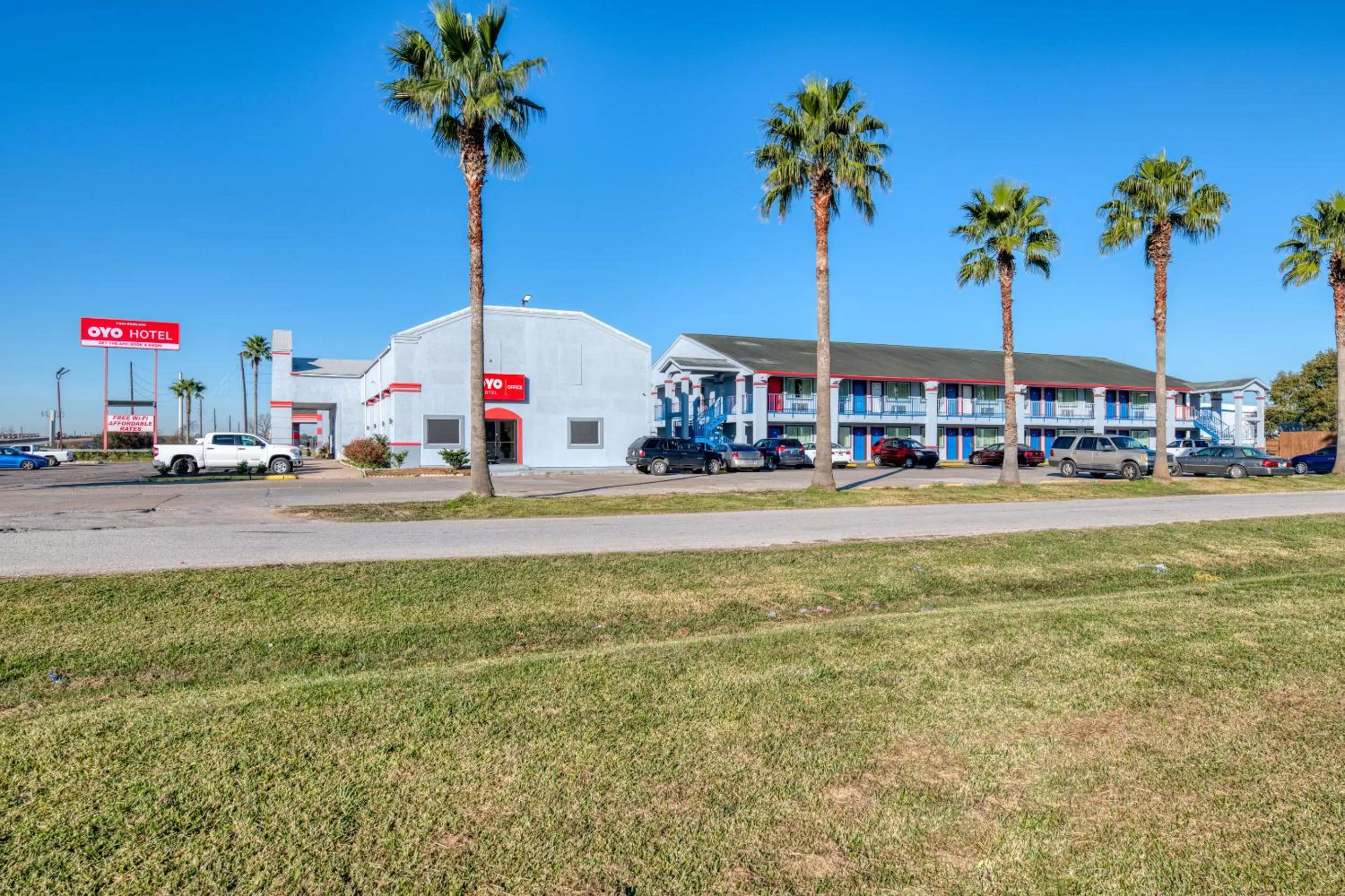 Property building in OYO Hotel Rosenberg TX I-69