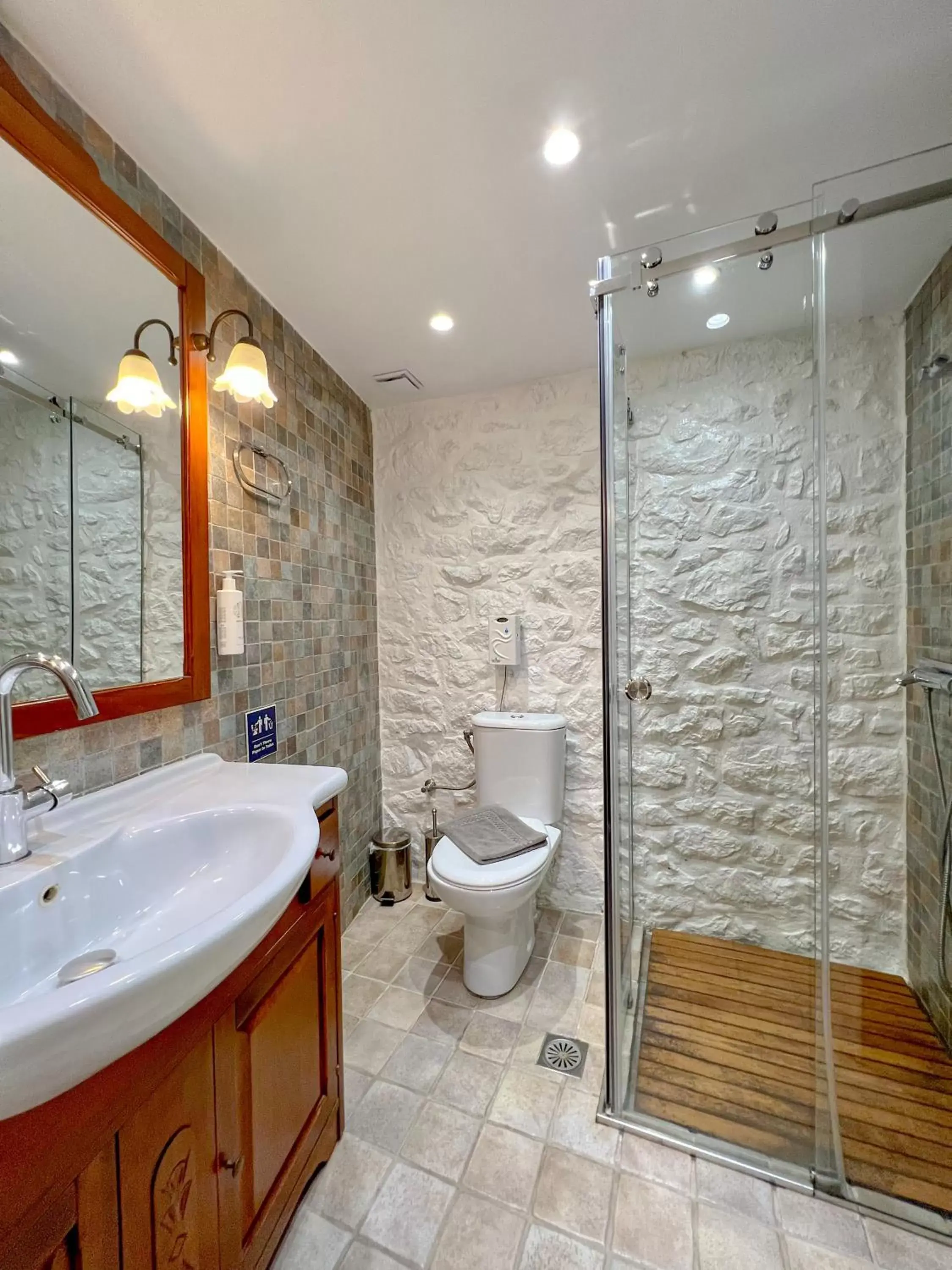 Bathroom in PortaDelMare deluxe suites