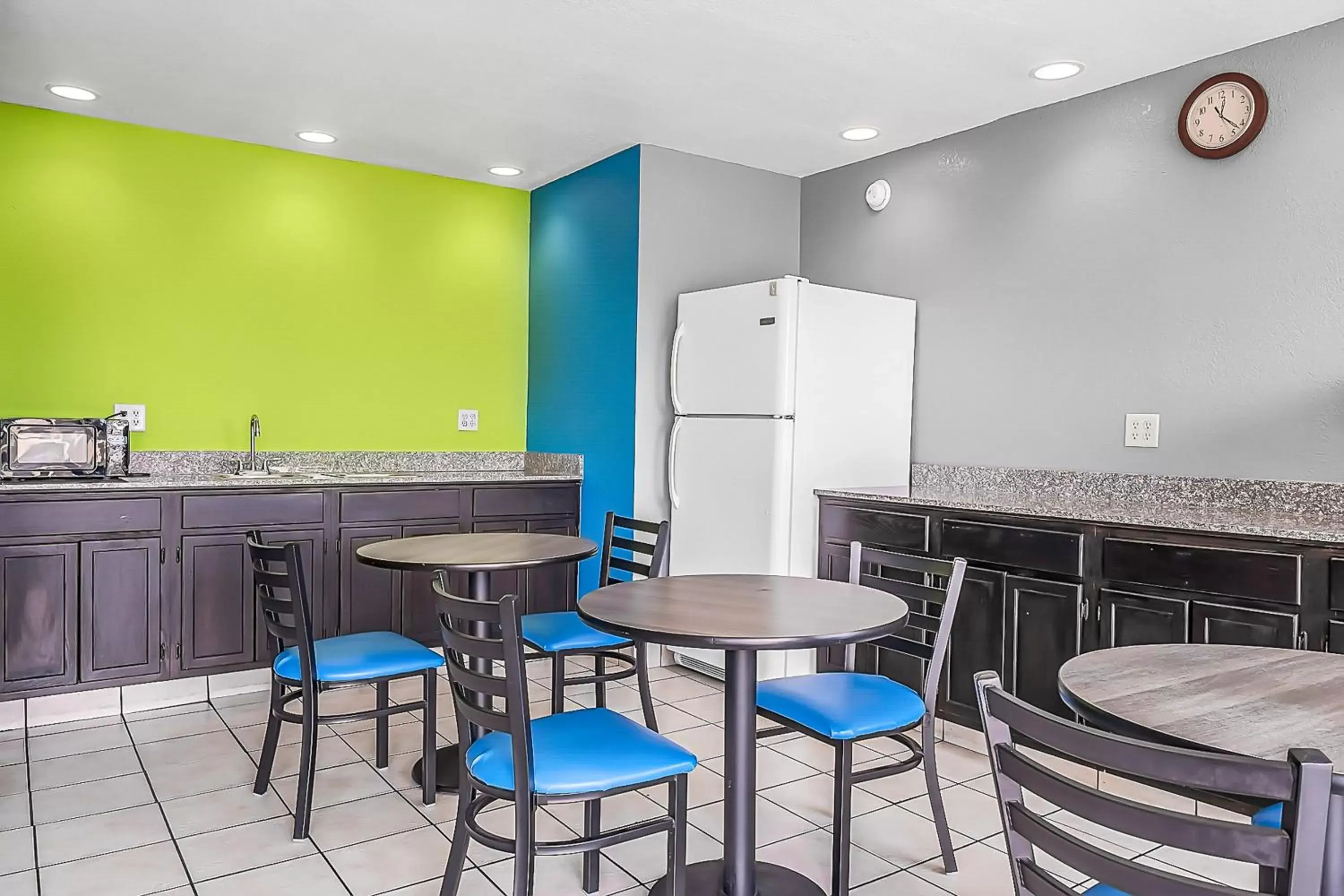 Dining area in SureStay Hotel by Best Western Oklahoma City West