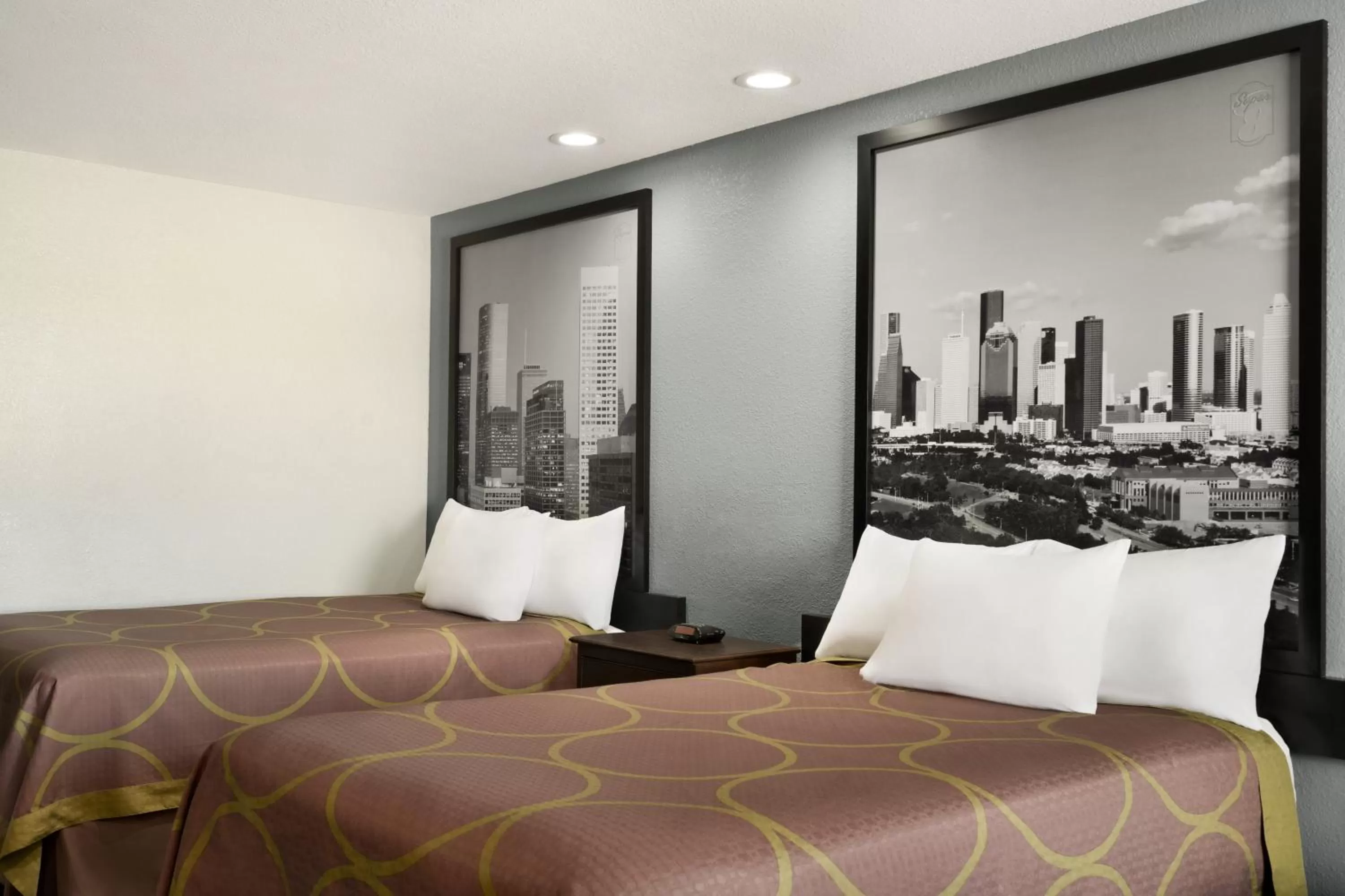 Bed in Super 8 by Wyndham Houston/Dtwn/I-610