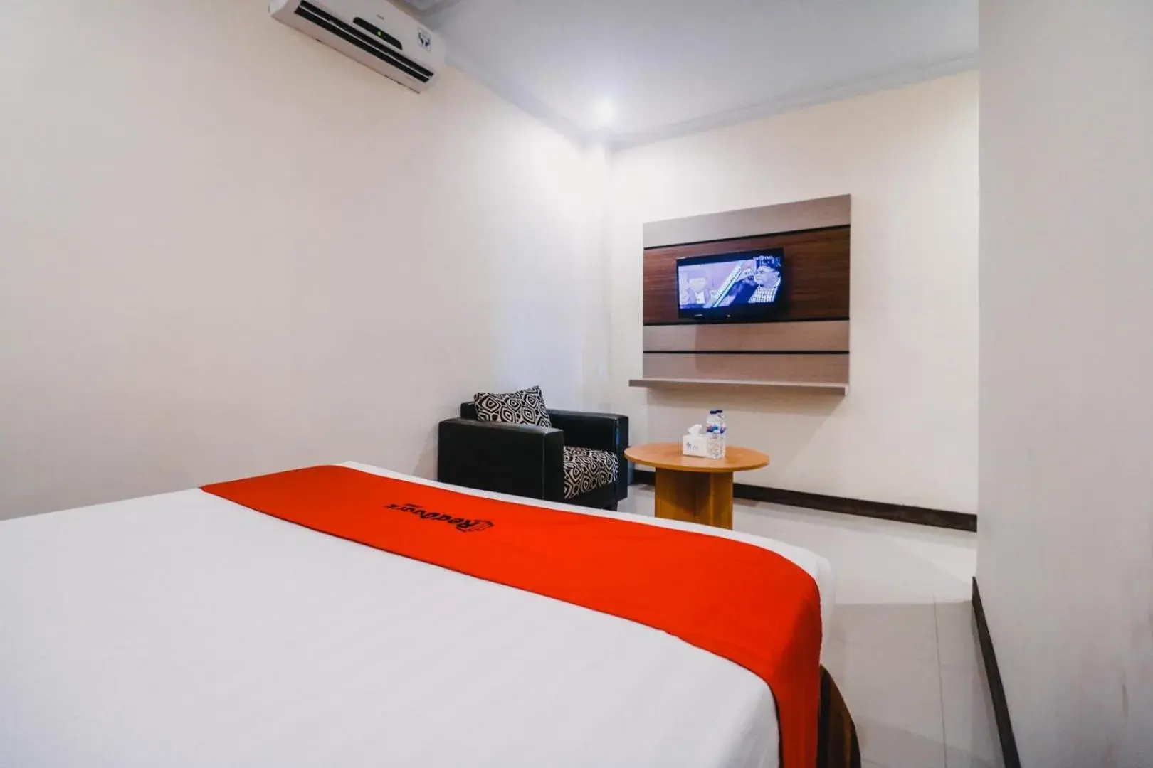 Bedroom, Bed in Reddoorz Plus near Makassar Town Square