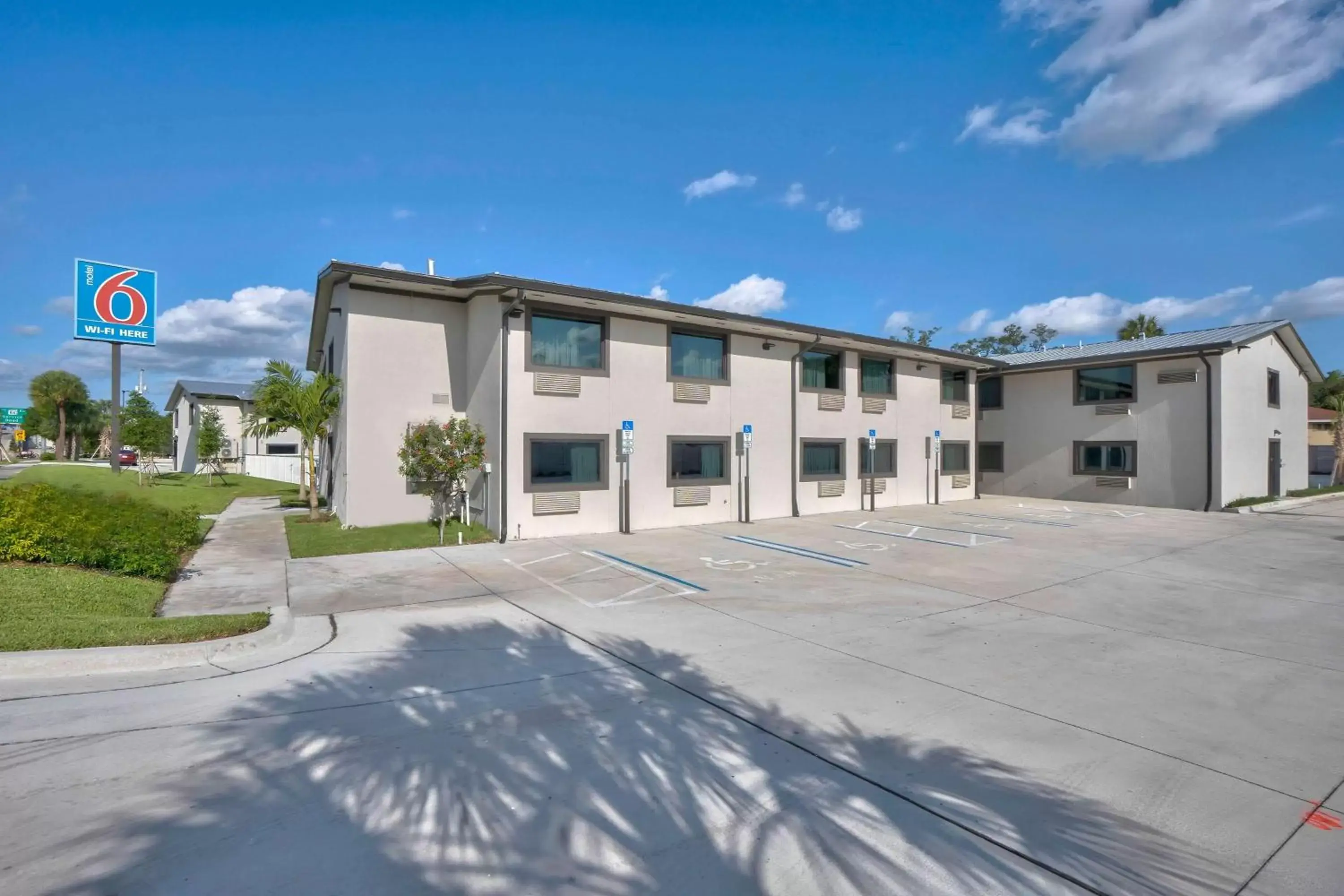 Property Building in Motel 6-Fort Lauderdale, FL