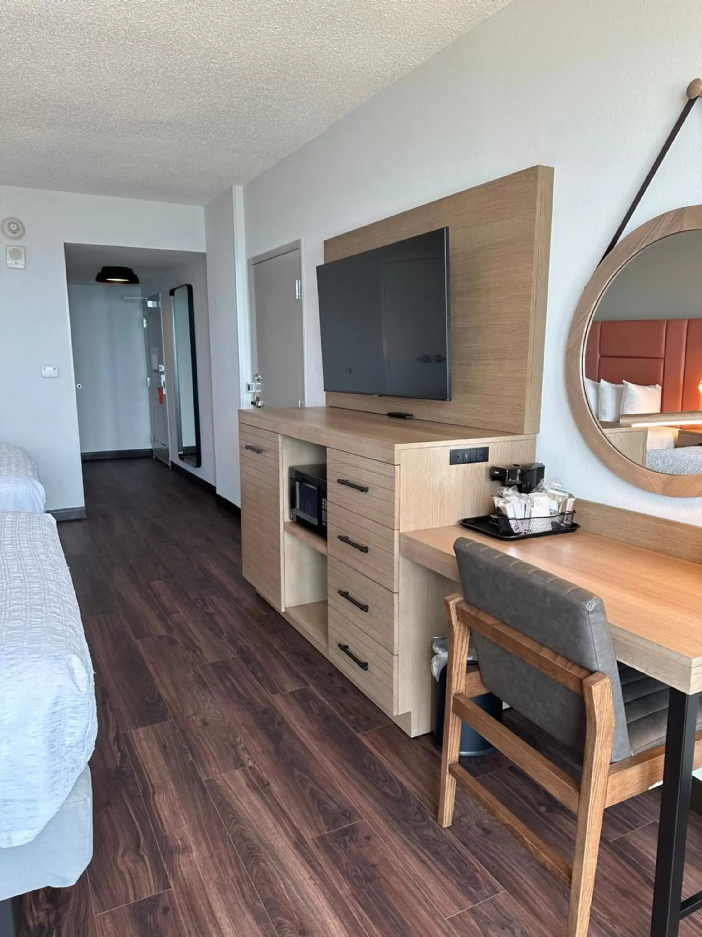 Bed, Kitchen/Kitchenette in Hampton Inn Virginia Beach-Oceanfront South