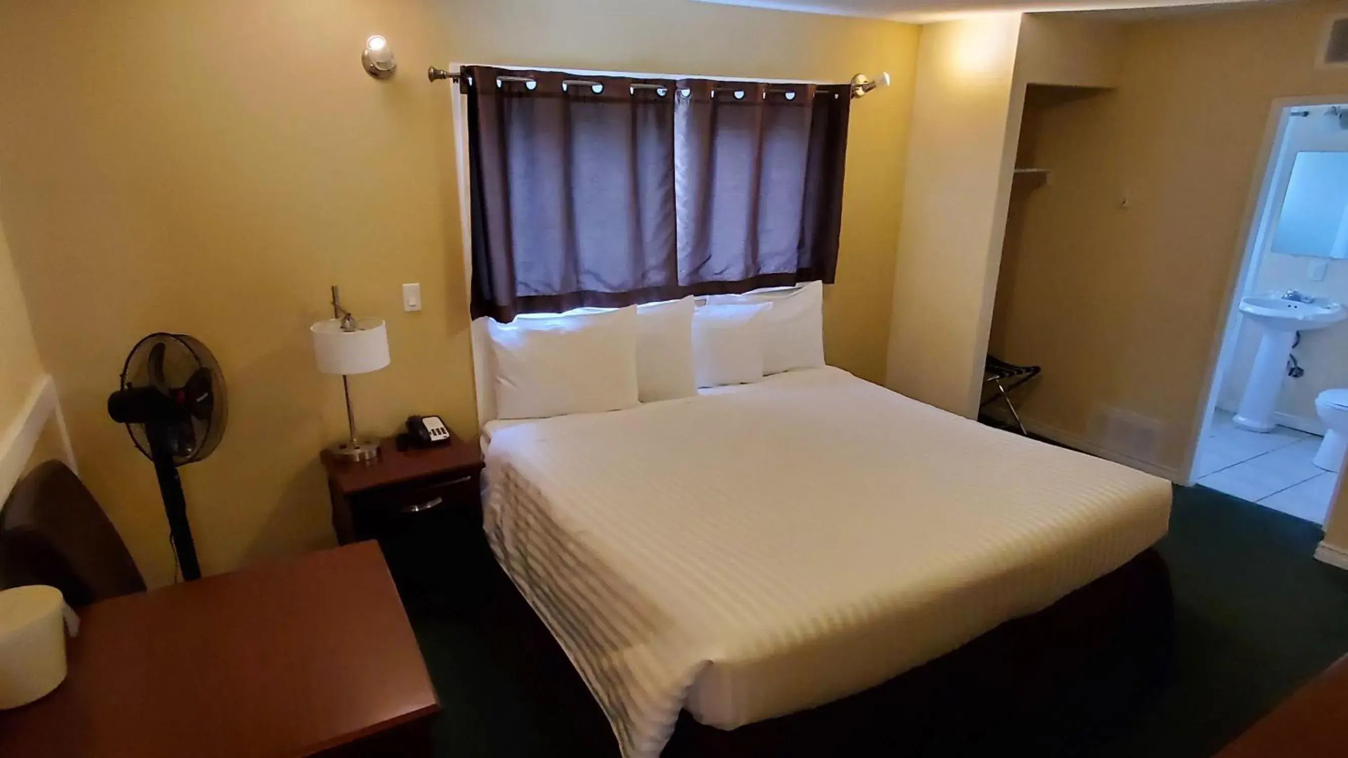 Bed in Comox Valley Inn & Suites