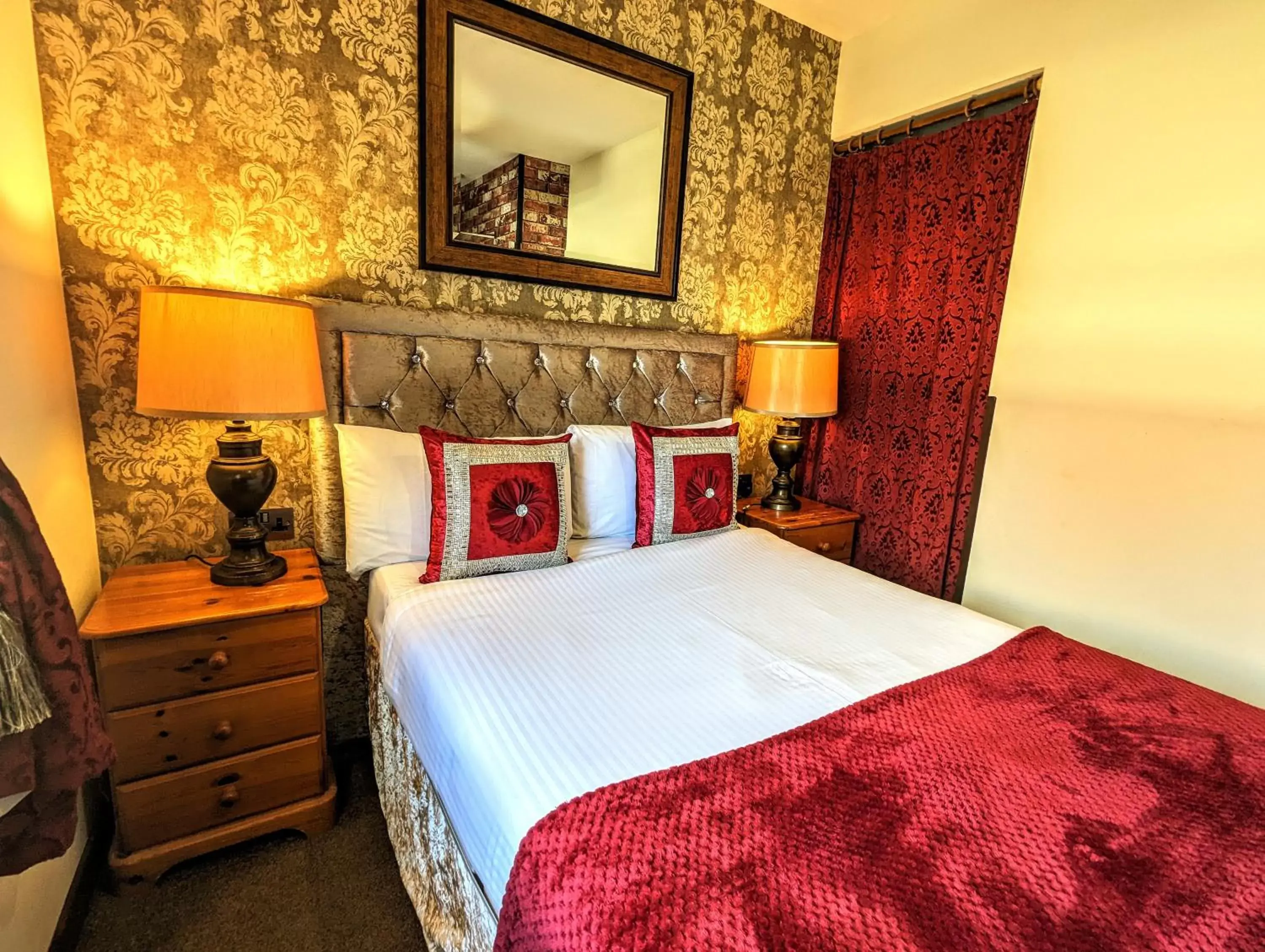 Bedroom, Bed in Brookside Hotel & Restaurant