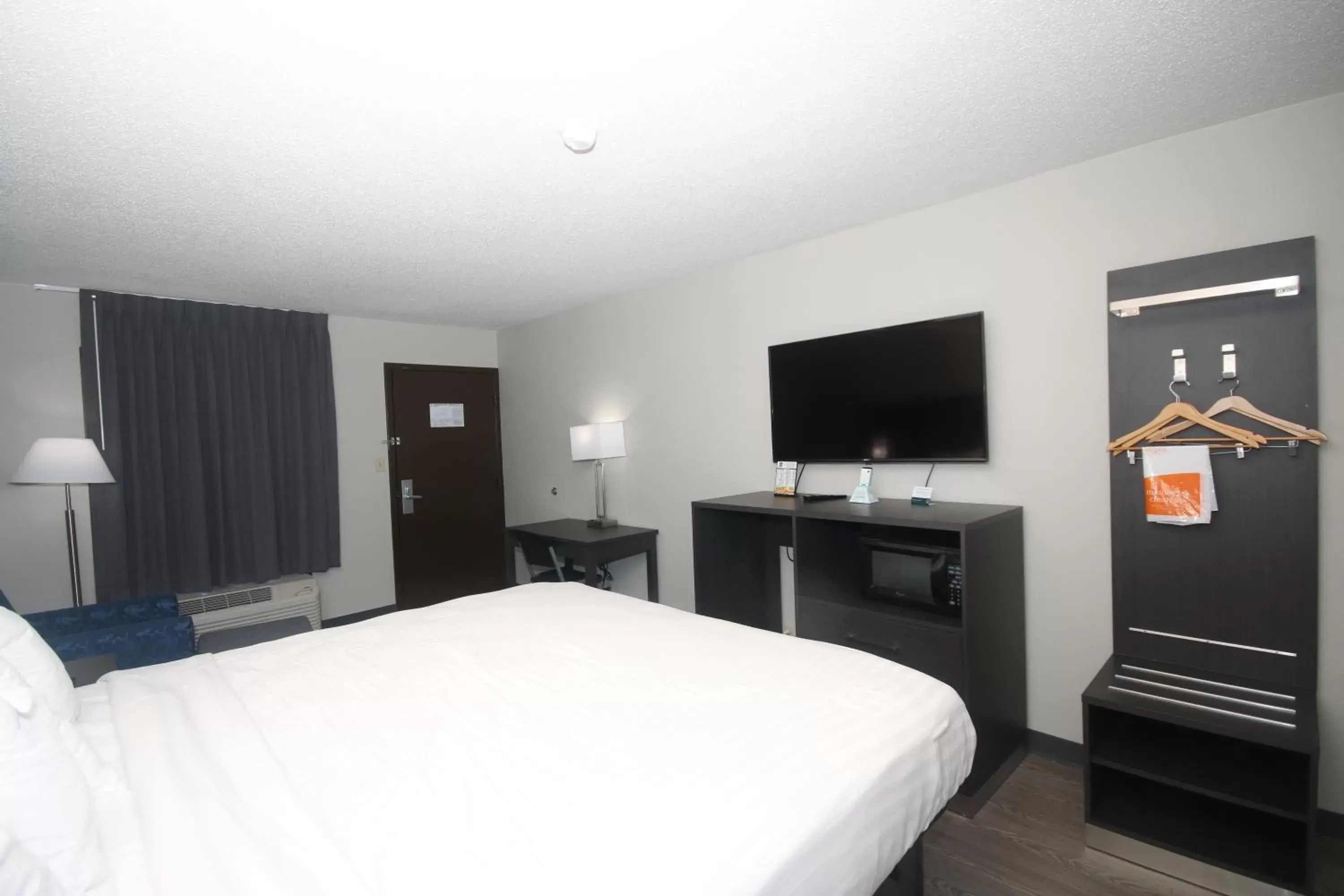 TV and multimedia, Bed in Clarion Pointe Statesville